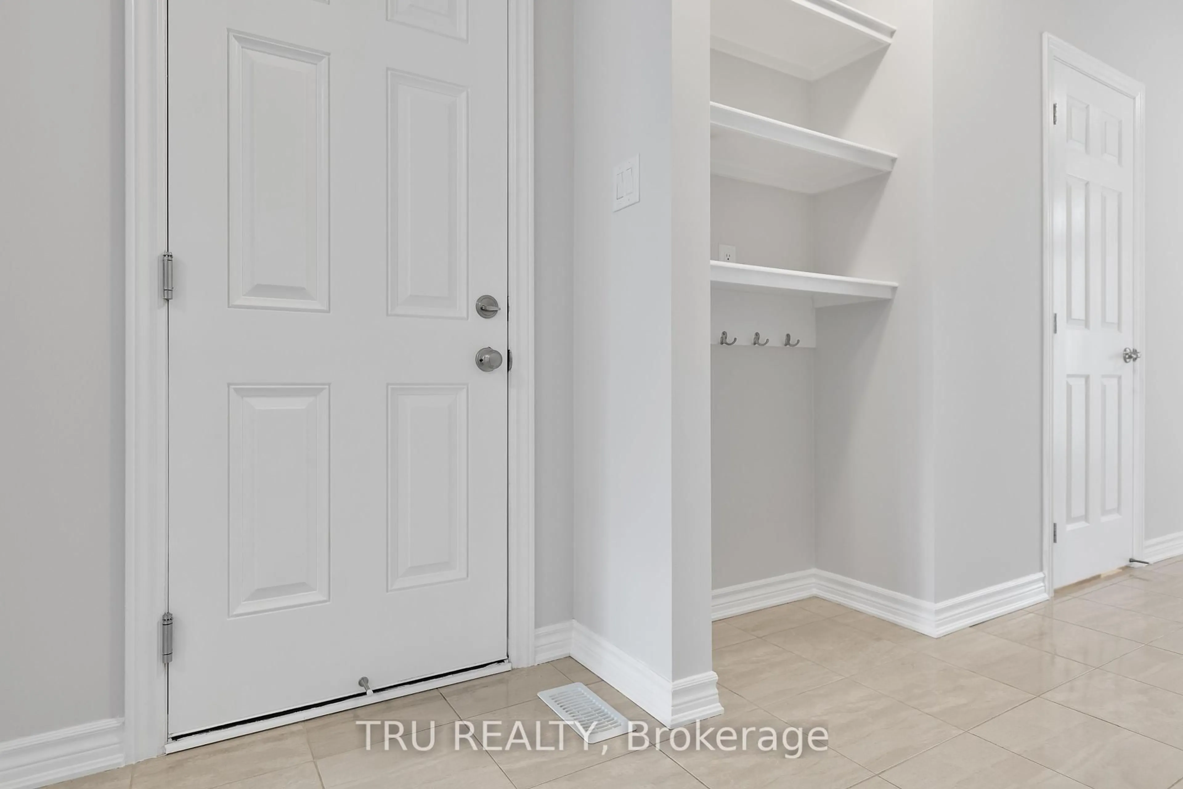 Indoor entryway for 825 BRITTANIC Rd, Ottawa Ontario K2V 0R6