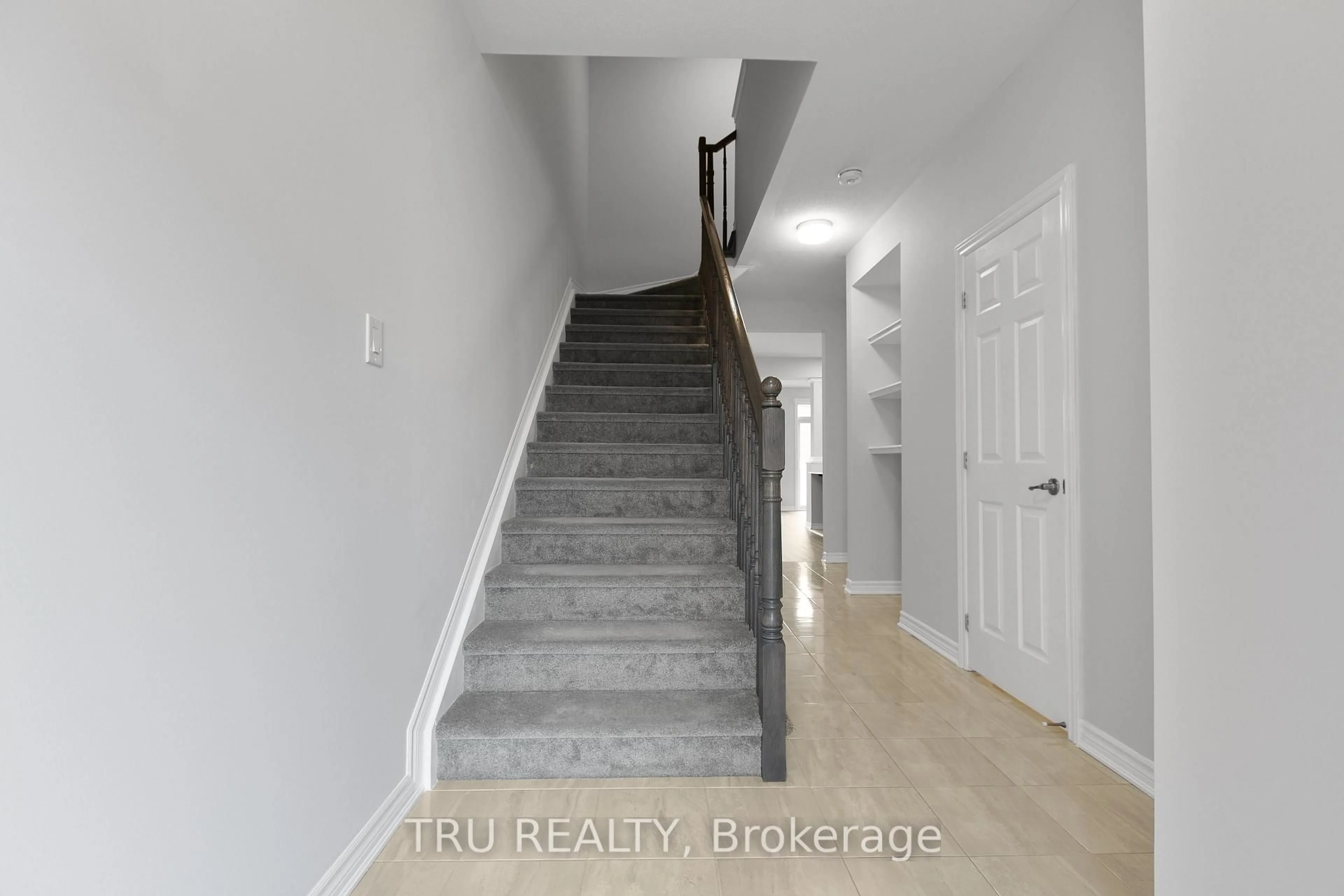 Indoor entryway for 825 BRITTANIC Rd, Ottawa Ontario K2V 0R6