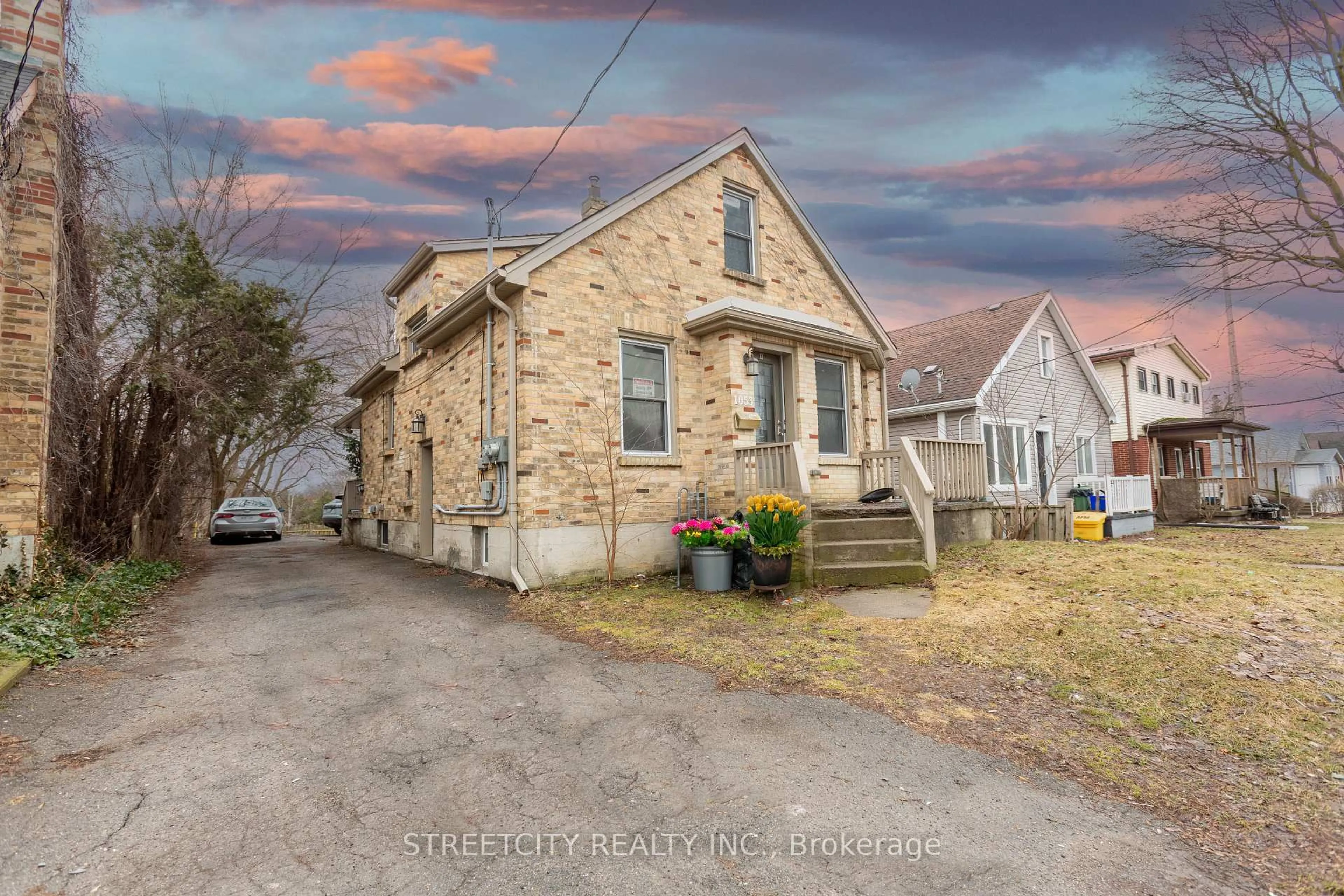 A pic from outside/outdoor area/front of a property/back of a property/a pic from drone, street for 1053 Oxford St, London East Ontario N5Y 3L2