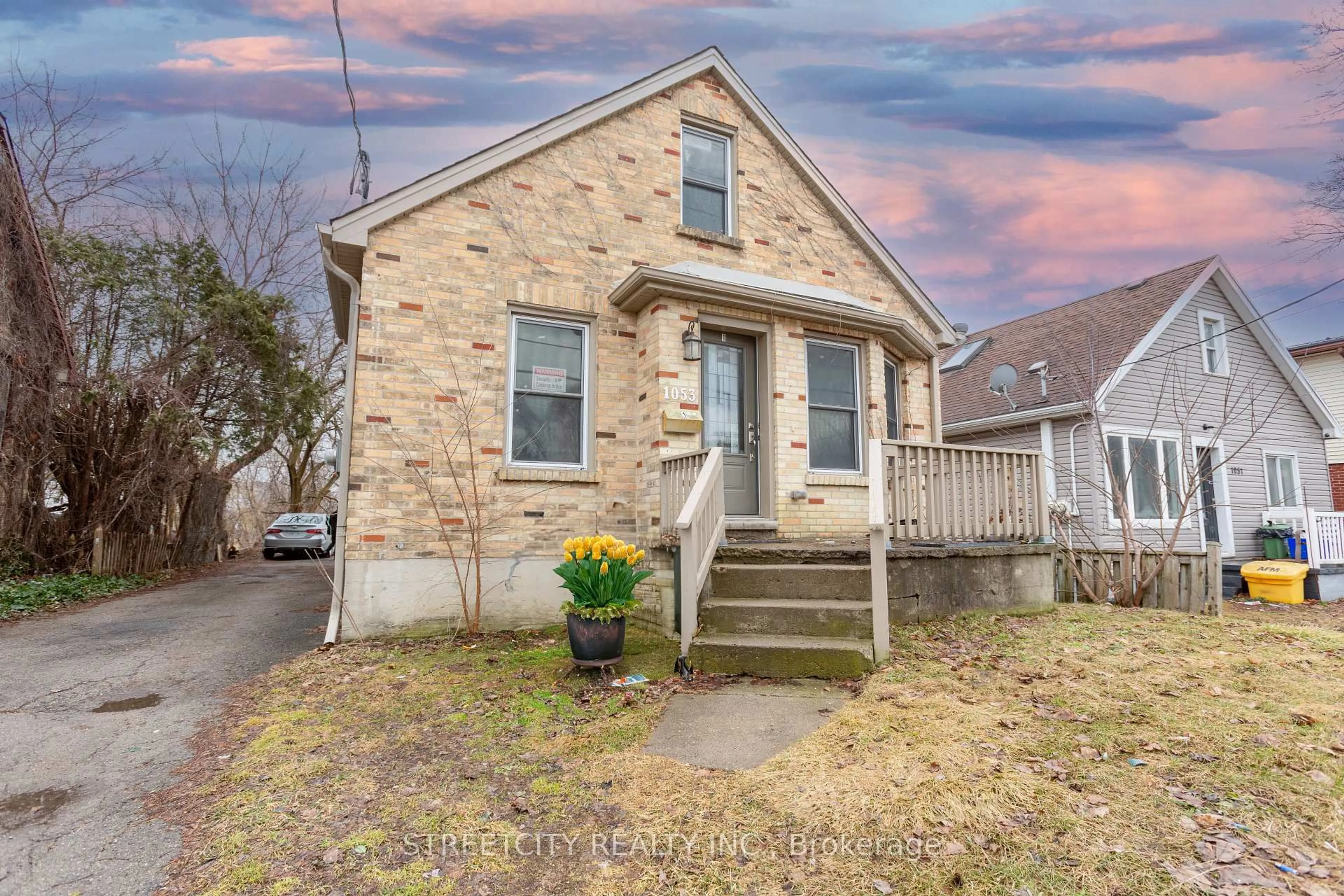 Unknown for 1053 Oxford St, London East Ontario N5Y 3L2