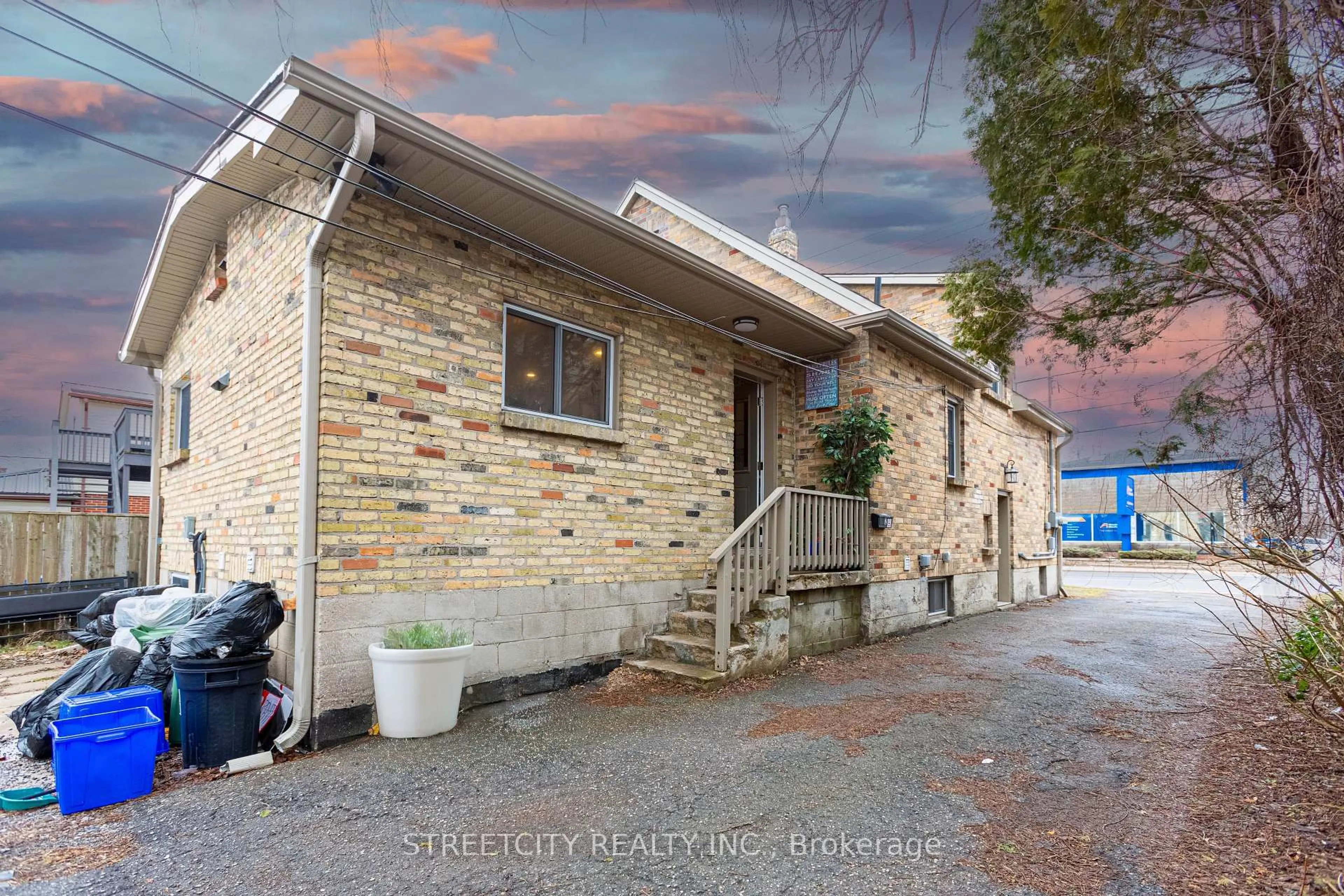 A pic from outside/outdoor area/front of a property/back of a property/a pic from drone, building for 1053 Oxford St, London East Ontario N5Y 3L2