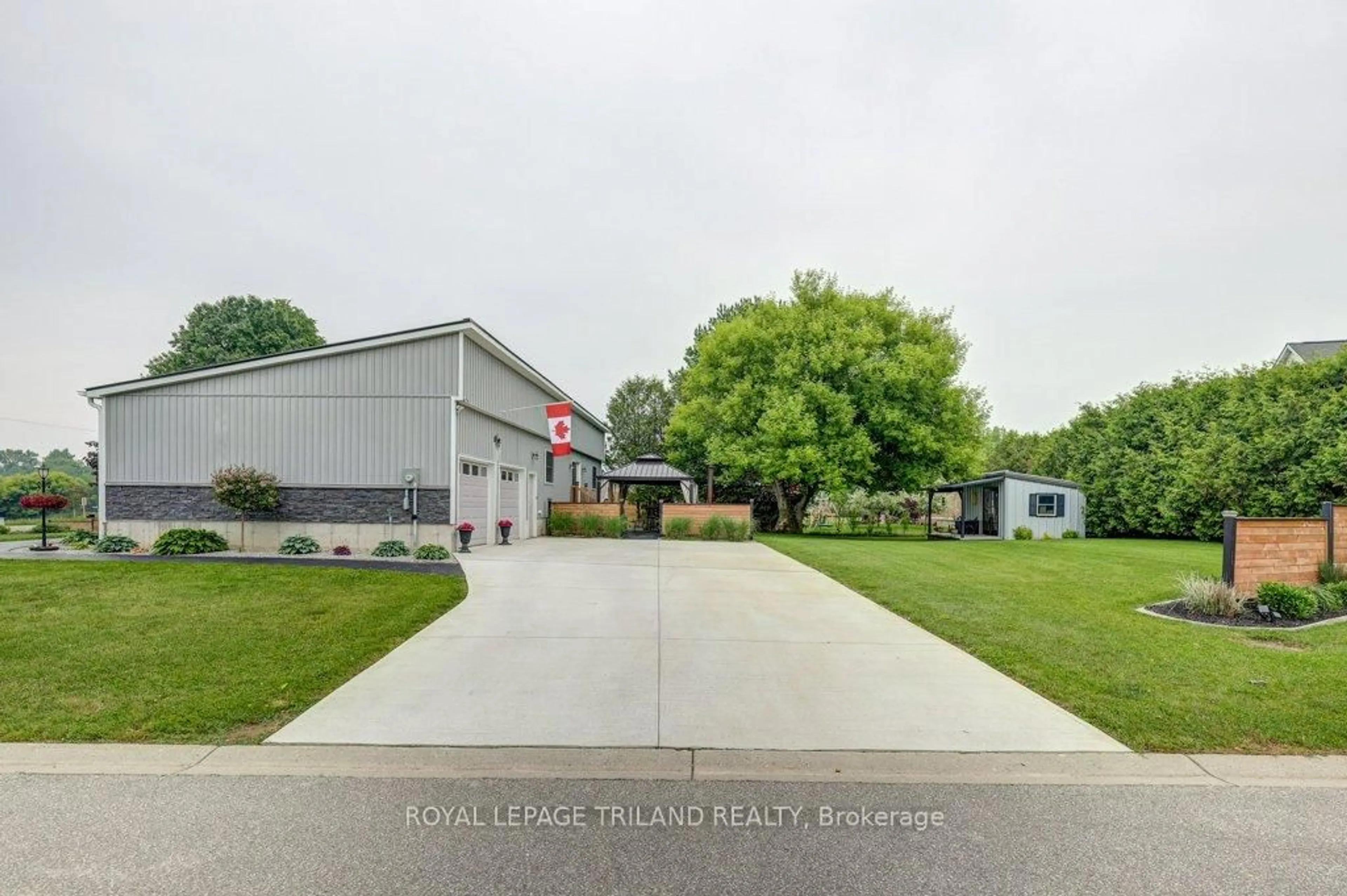 A pic from outside/outdoor area/front of a property/back of a property/a pic from drone, building for 44155 Elm Line, St. Thomas Ontario N5P 3S6