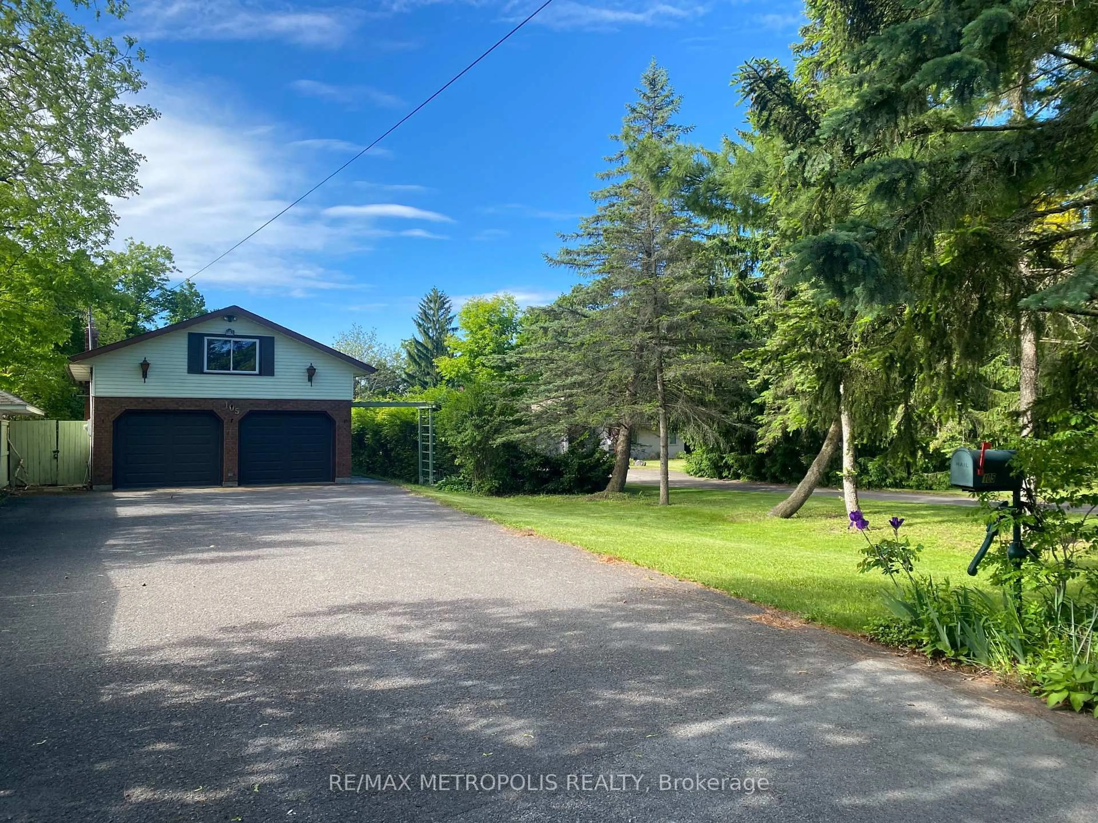 A pic from outside/outdoor area/front of a property/back of a property/a pic from drone, street for 105 Fitch St, Welland Ontario L3C 4V3