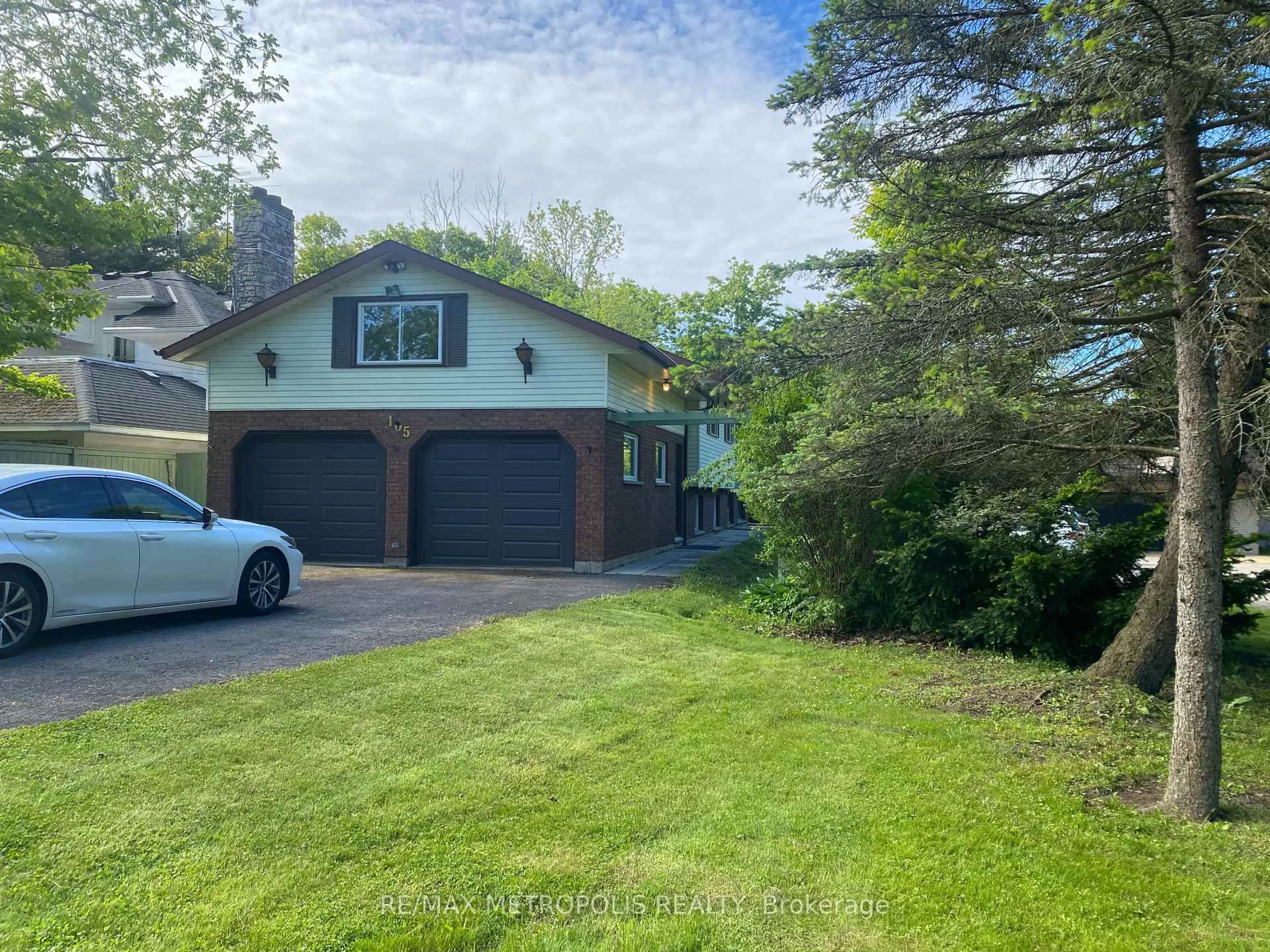 A pic from outside/outdoor area/front of a property/back of a property/a pic from drone, street for 105 Fitch St, Welland Ontario L3C 4V3