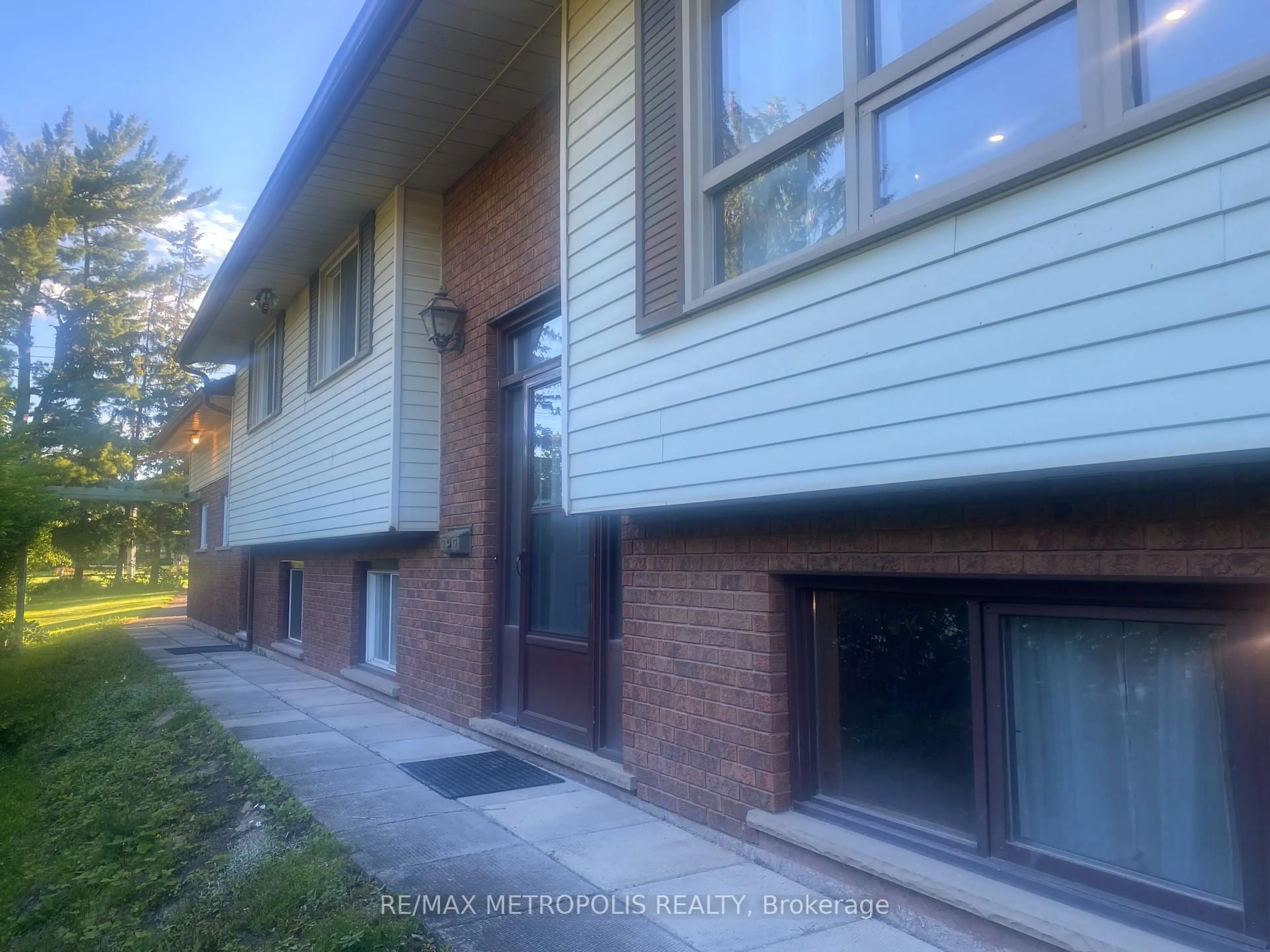 Home with brick exterior material, street for 105 Fitch St, Welland Ontario L3C 4V3
