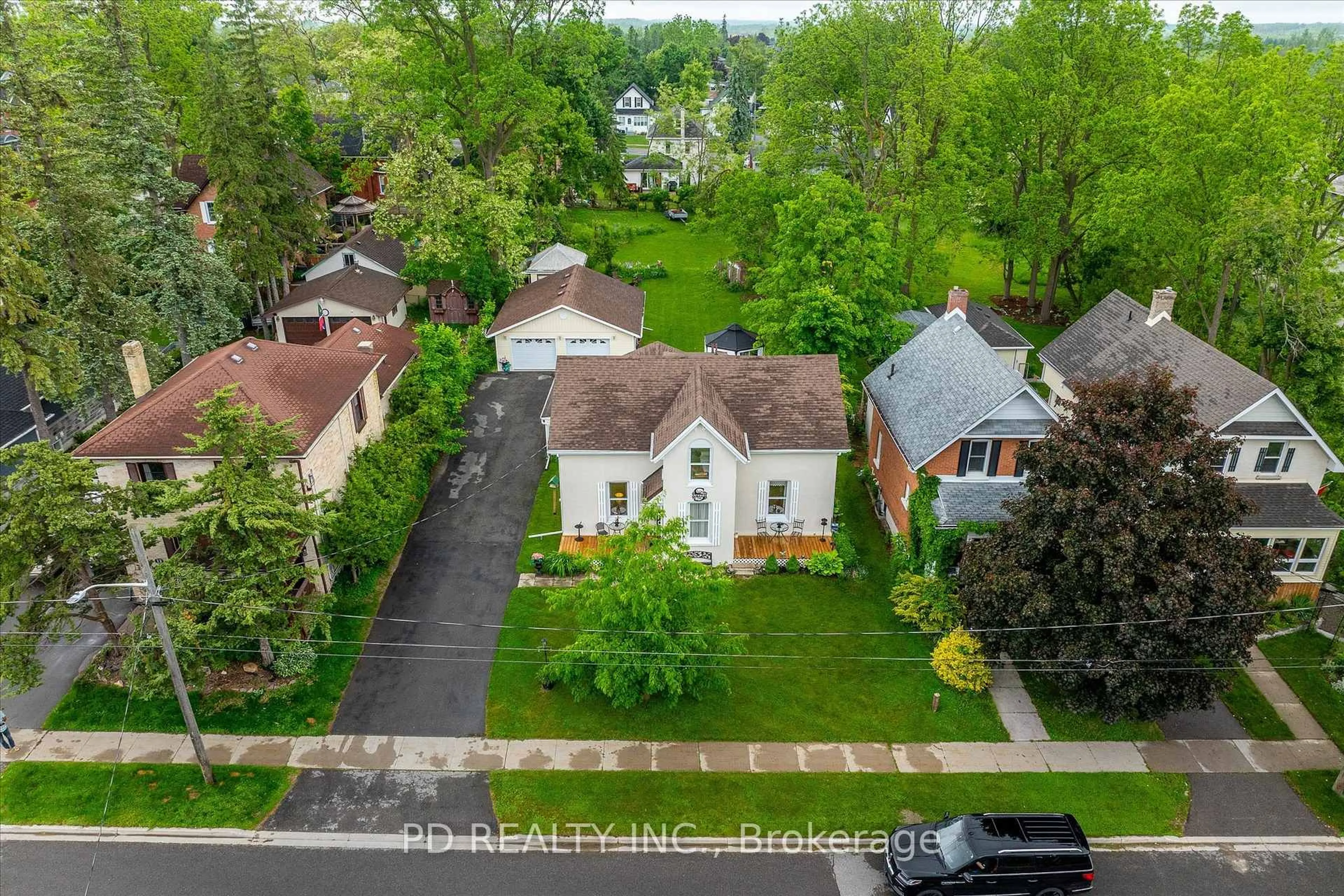 A pic from outside/outdoor area/front of a property/back of a property/a pic from drone, street for 8 Regent St, Kawartha Lakes Ontario K9V 3T7