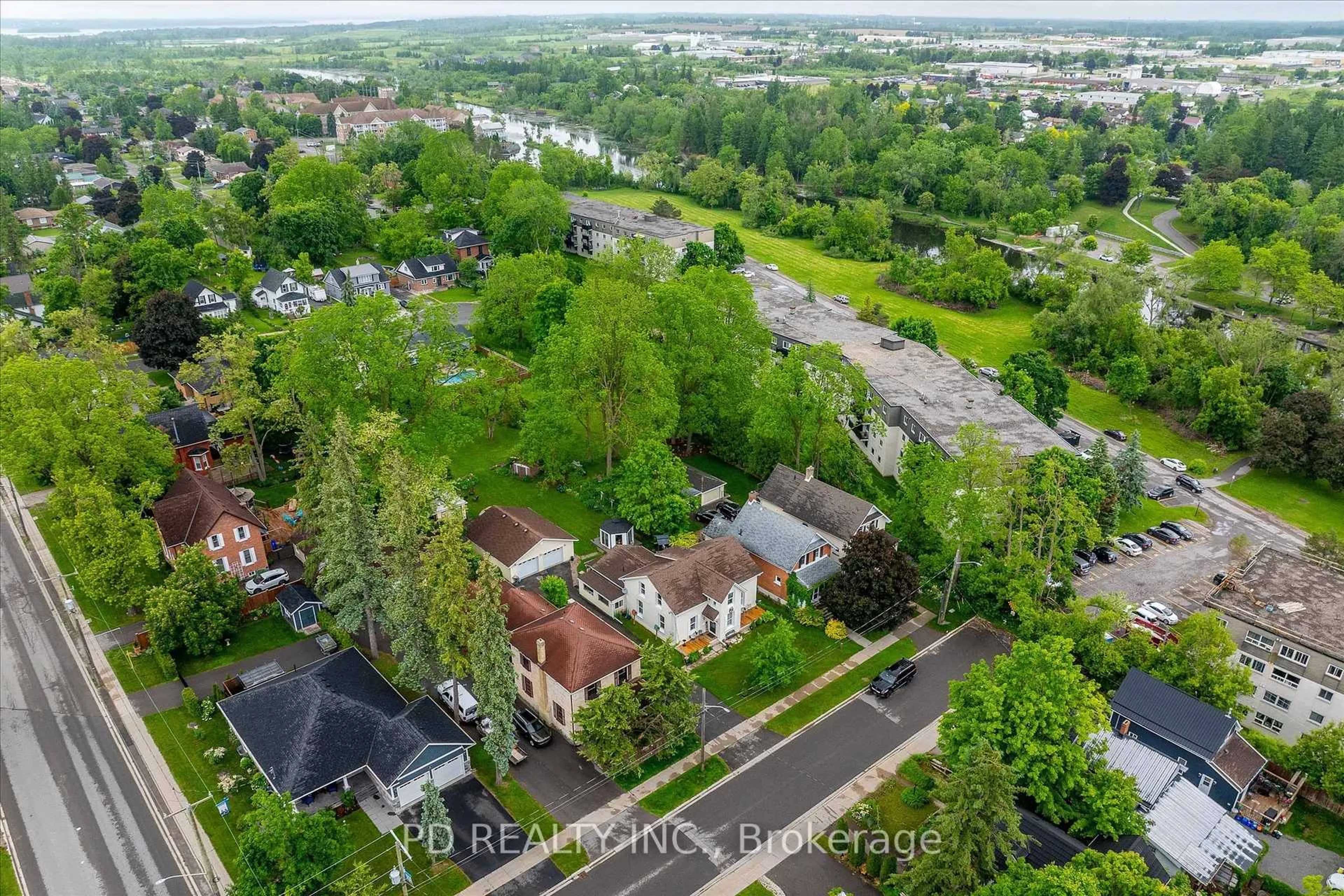A pic from outside/outdoor area/front of a property/back of a property/a pic from drone, street for 8 Regent St, Kawartha Lakes Ontario K9V 3T7