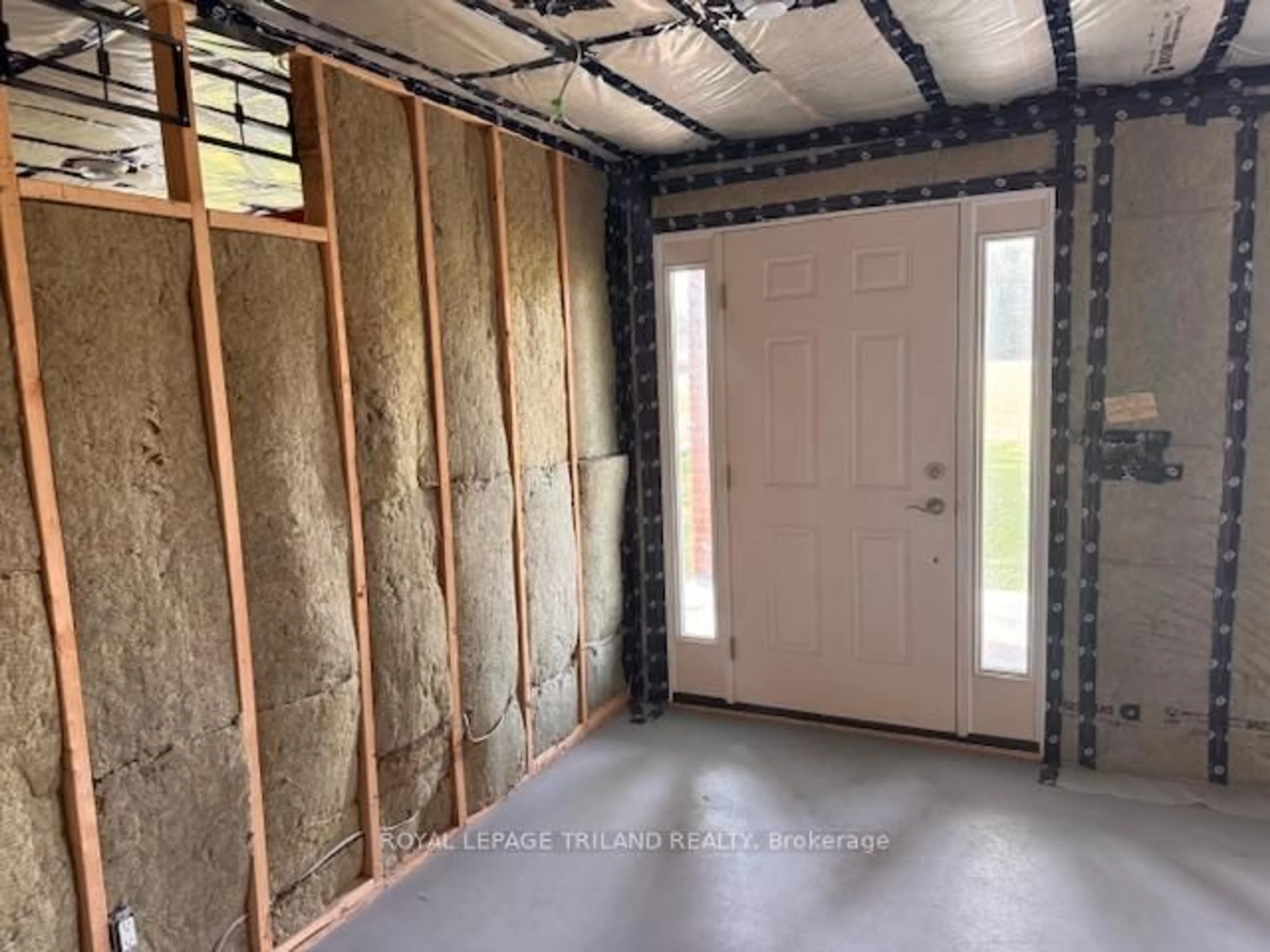Indoor entryway for 24353 PIONEER Line, West Elgin Ontario N0L 2P0