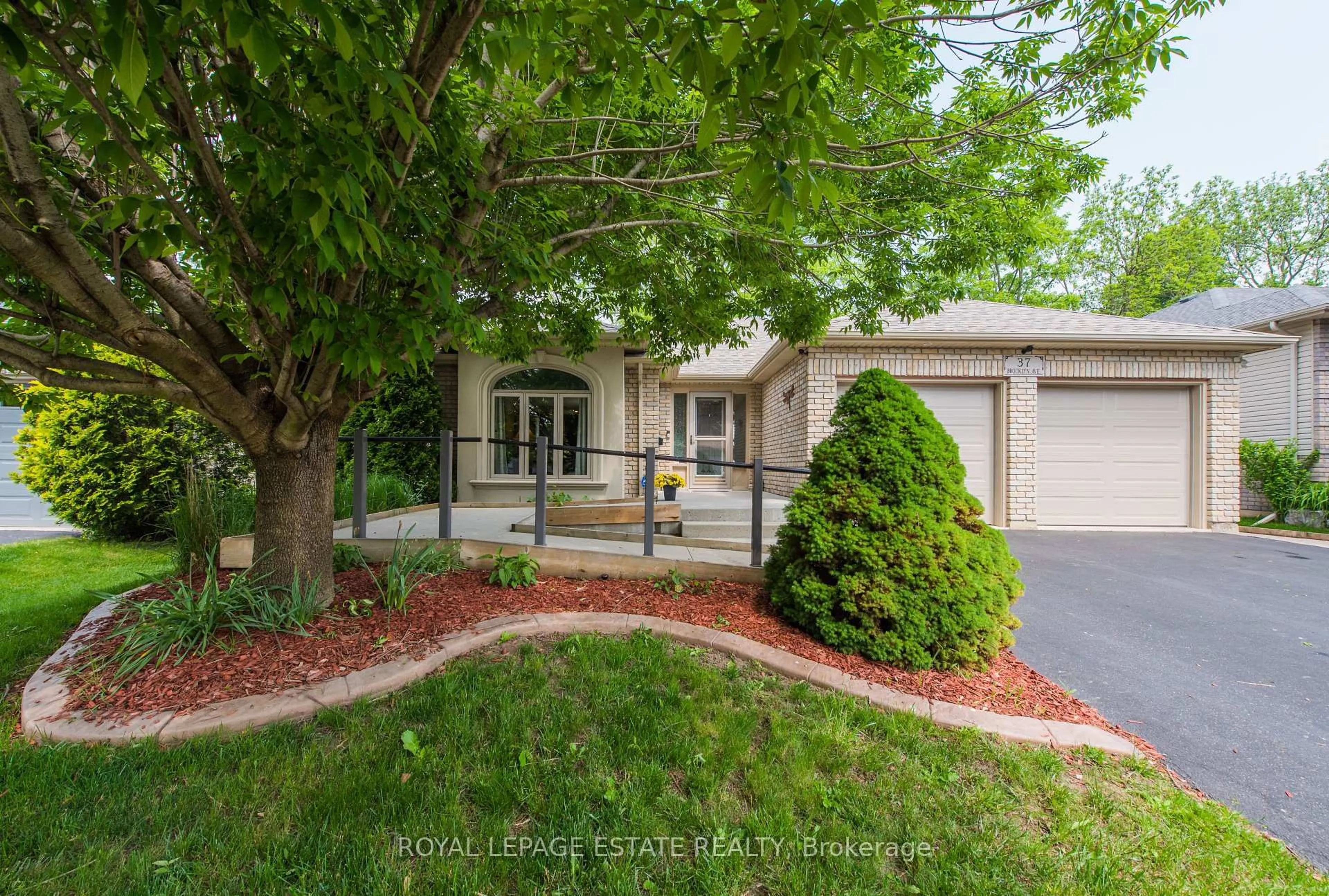 A pic from outside/outdoor area/front of a property/back of a property/a pic from drone, street for 37 Brooklyn Ave, Brantford Ontario N3T 1B5
