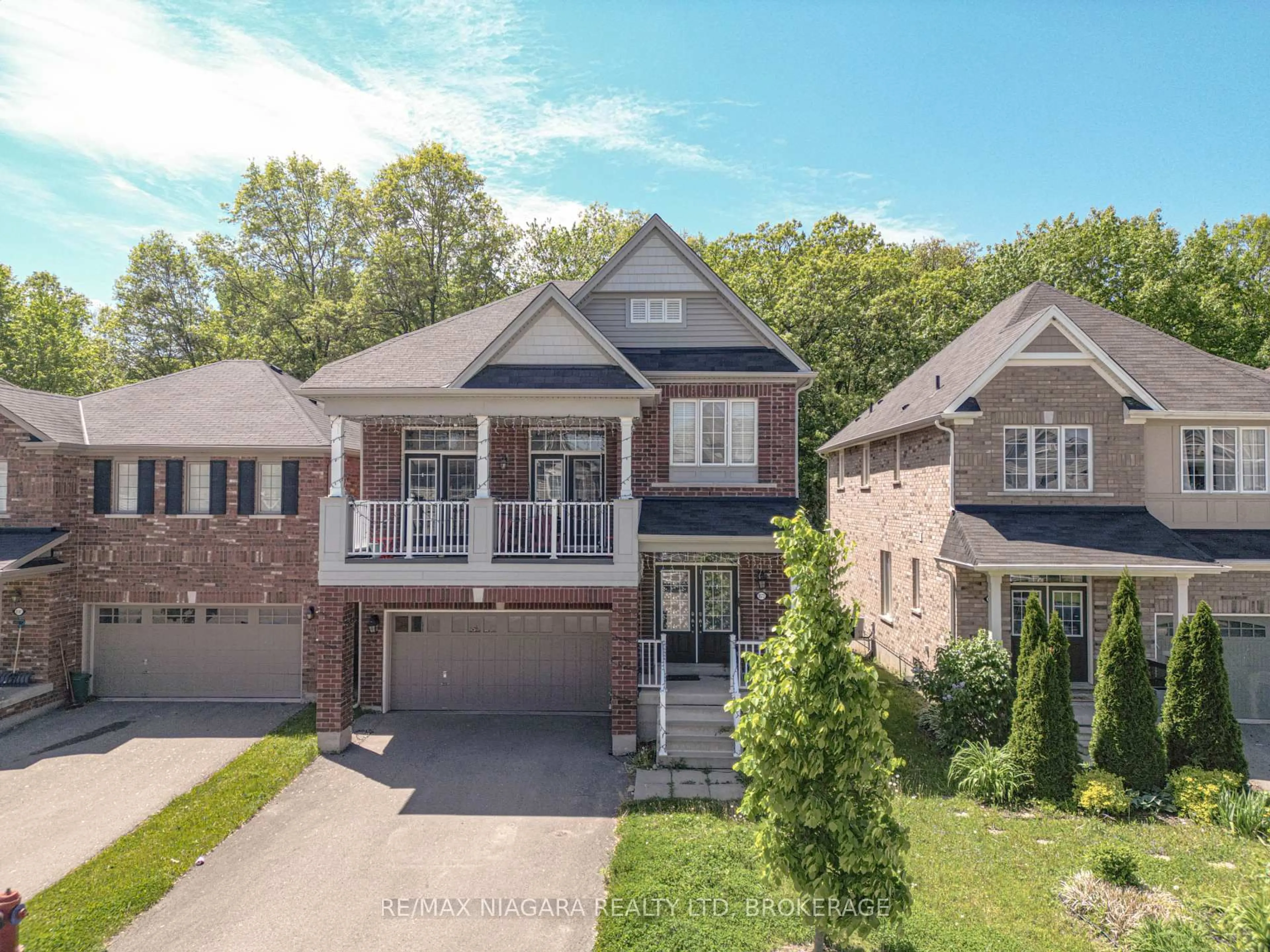 A pic from outside/outdoor area/front of a property/back of a property/a pic from drone, street for 8573 Sweet Chestnut Dr, Niagara Falls Ontario L2H 0N1