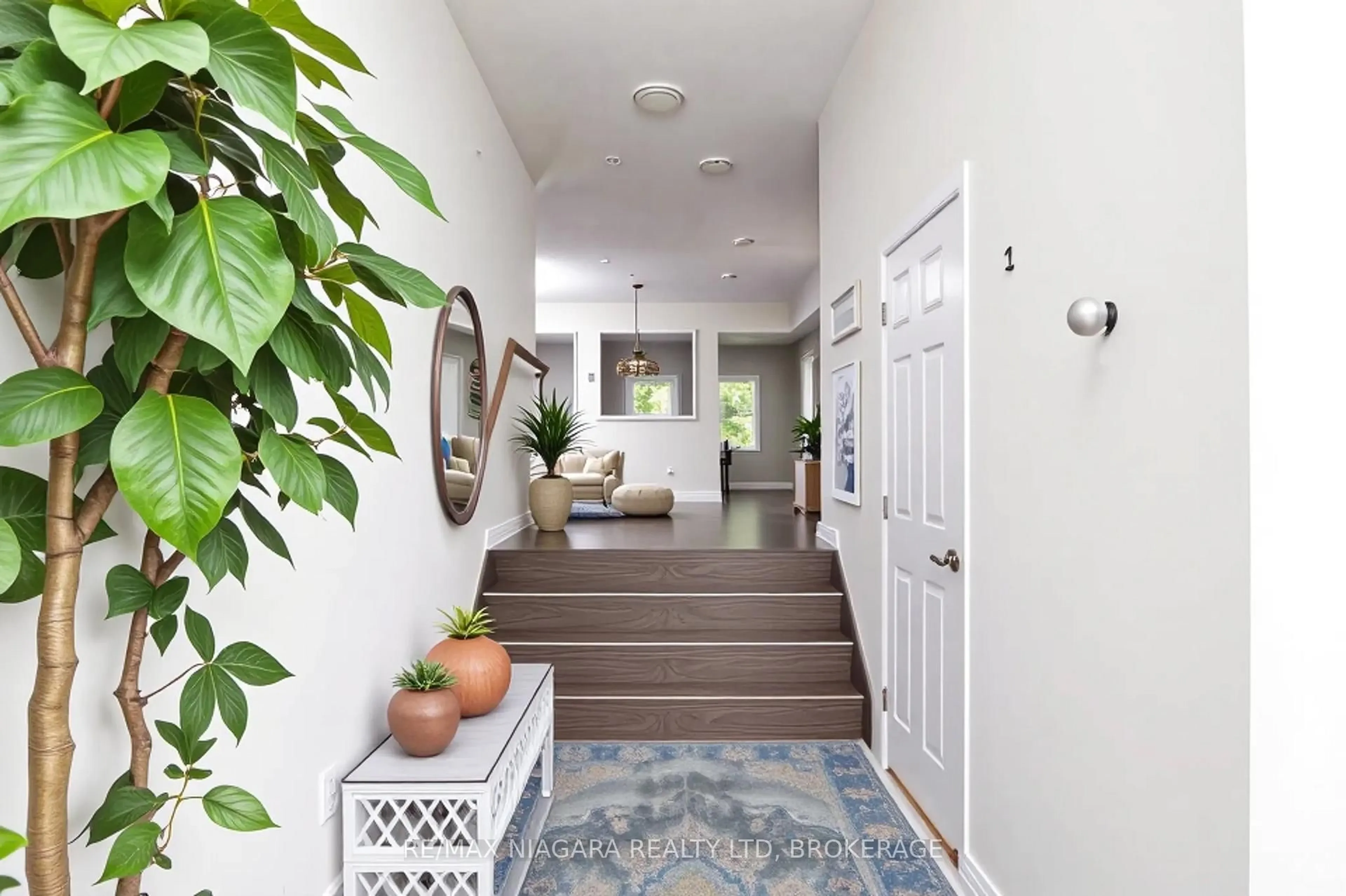 Indoor entryway for 8573 Sweet Chestnut Dr, Niagara Falls Ontario L2H 0N1