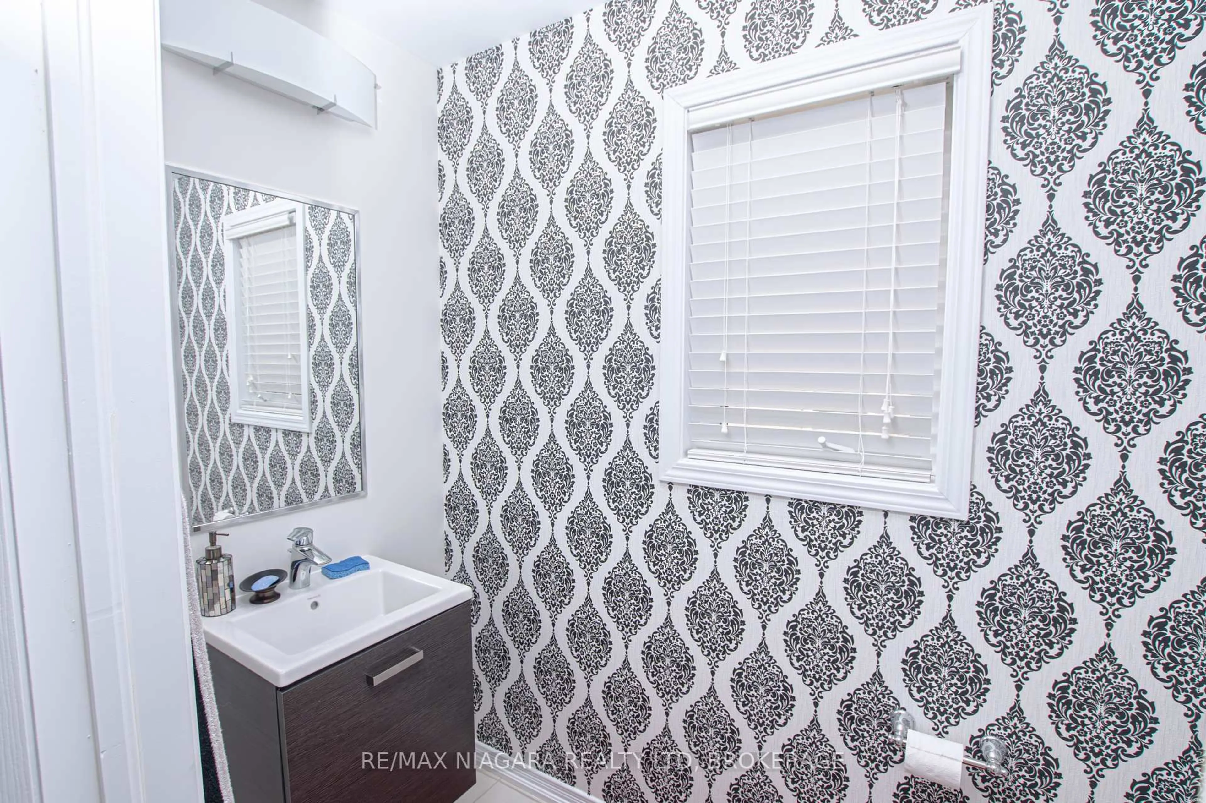 Standard bathroom, unknown for 8573 Sweet Chestnut Dr, Niagara Falls Ontario L2H 0N1