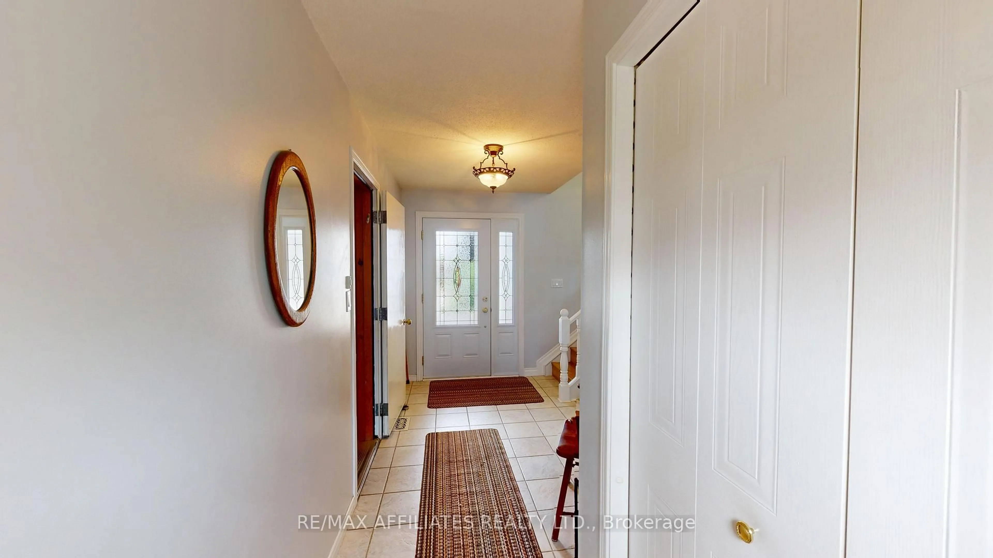 Indoor foyer for 57 Cambridge Cres, Brockville Ontario K6V 6L7