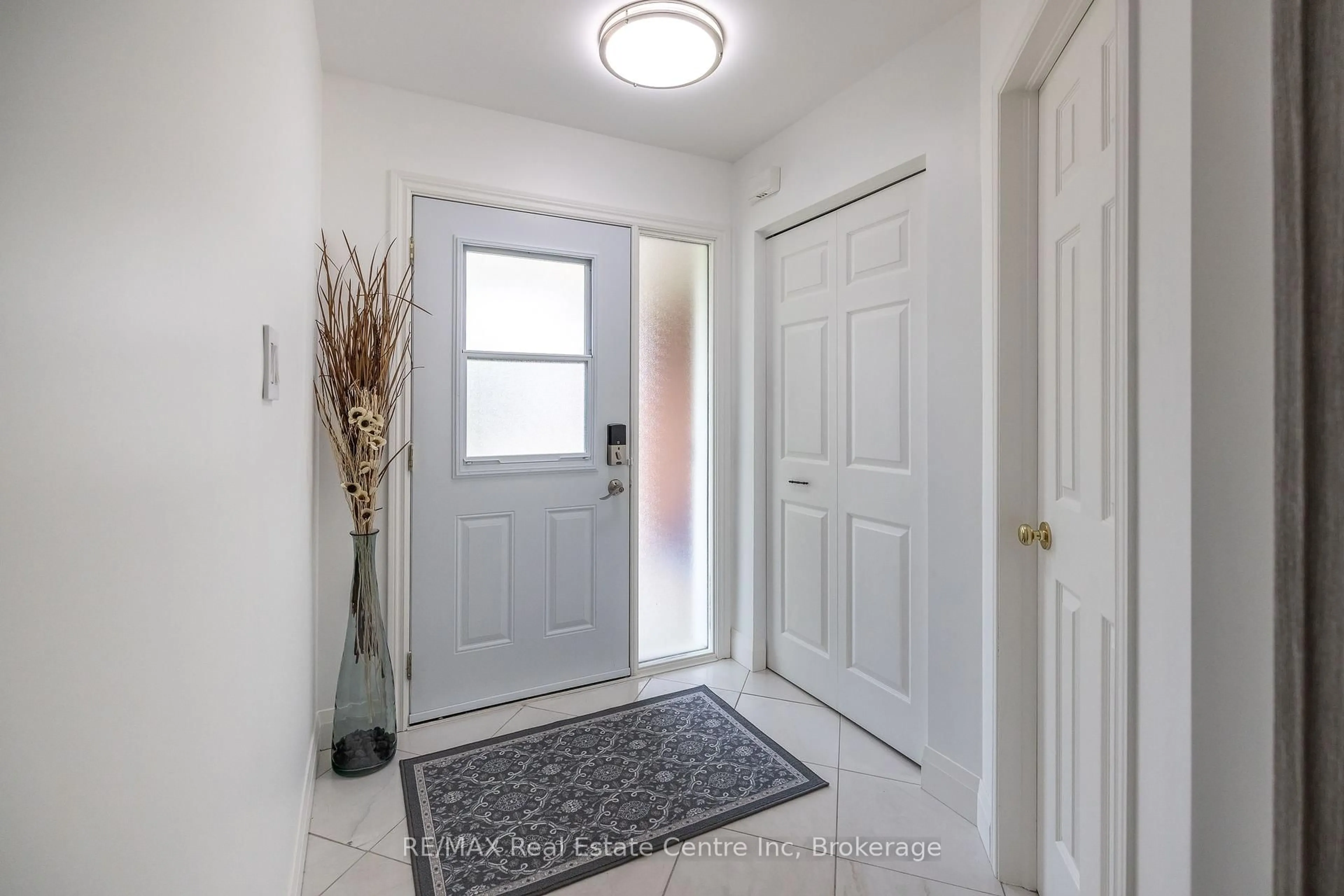 Indoor entryway for 6 Kearney St, Guelph Ontario N1E 7H2