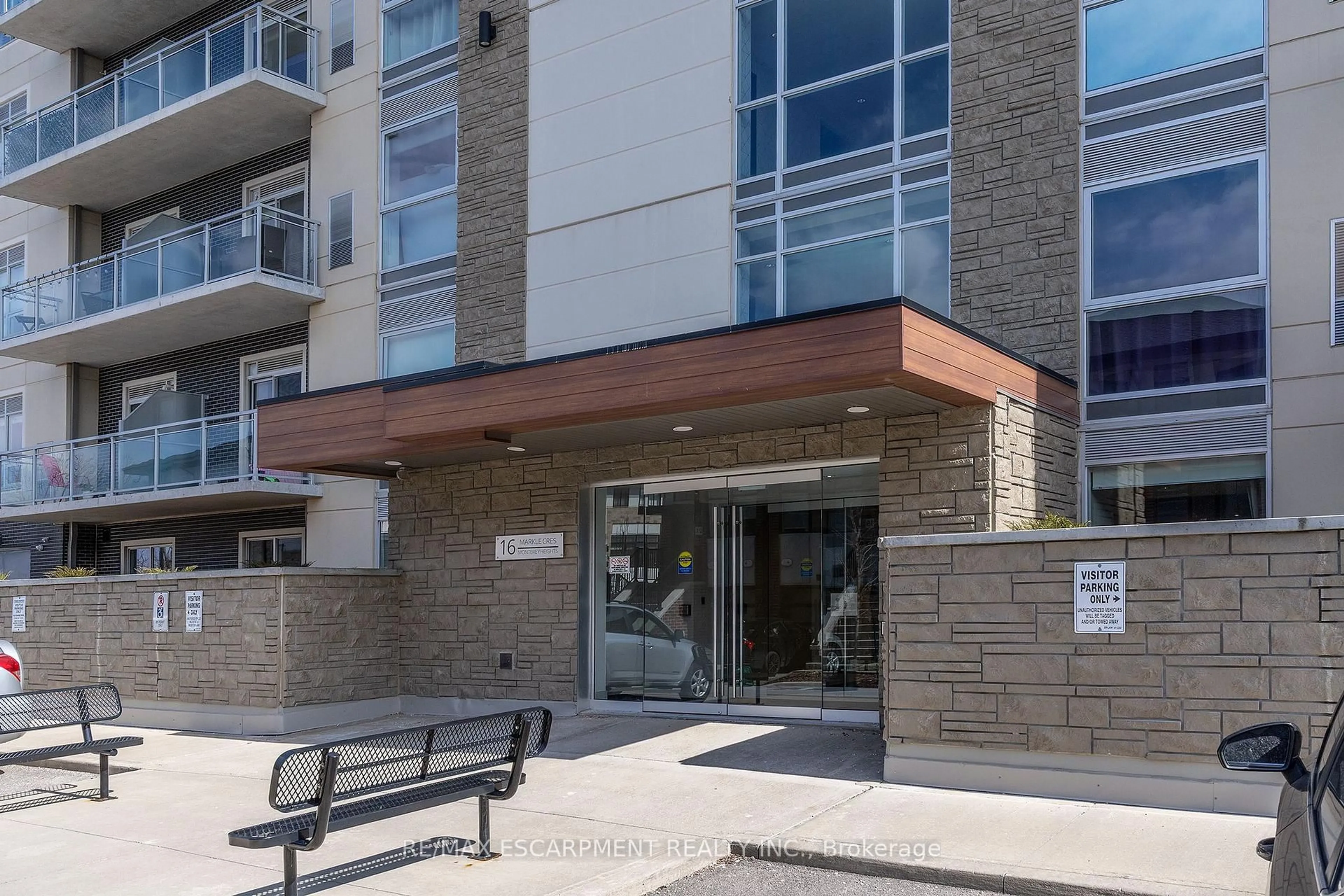 Indoor foyer for 16 Markle Cres #211, Hamilton Ontario L9G 0H4
