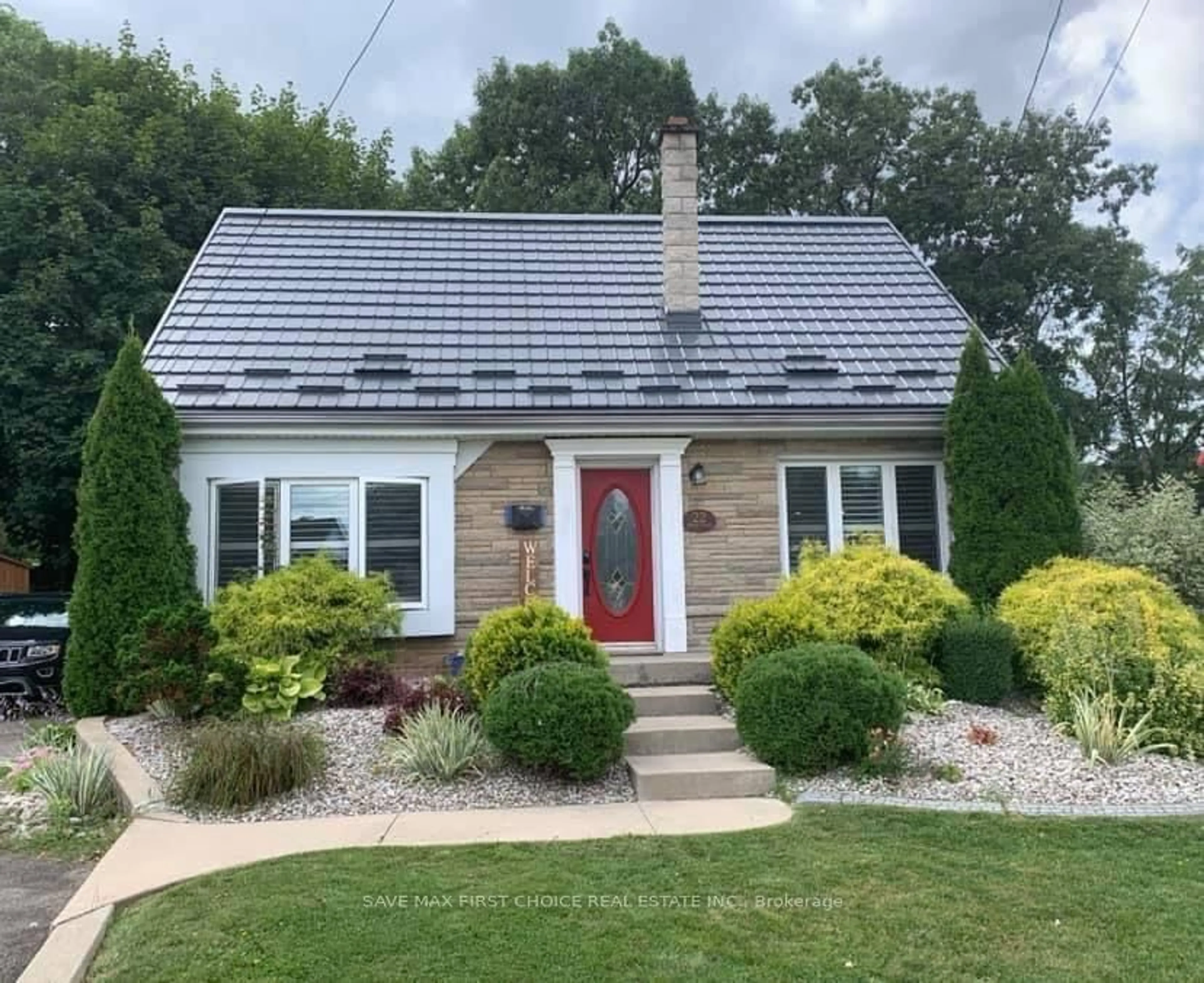 Home with vinyl exterior material, street for 22 Bevan Crt, Hamilton Ontario L8K 4R1