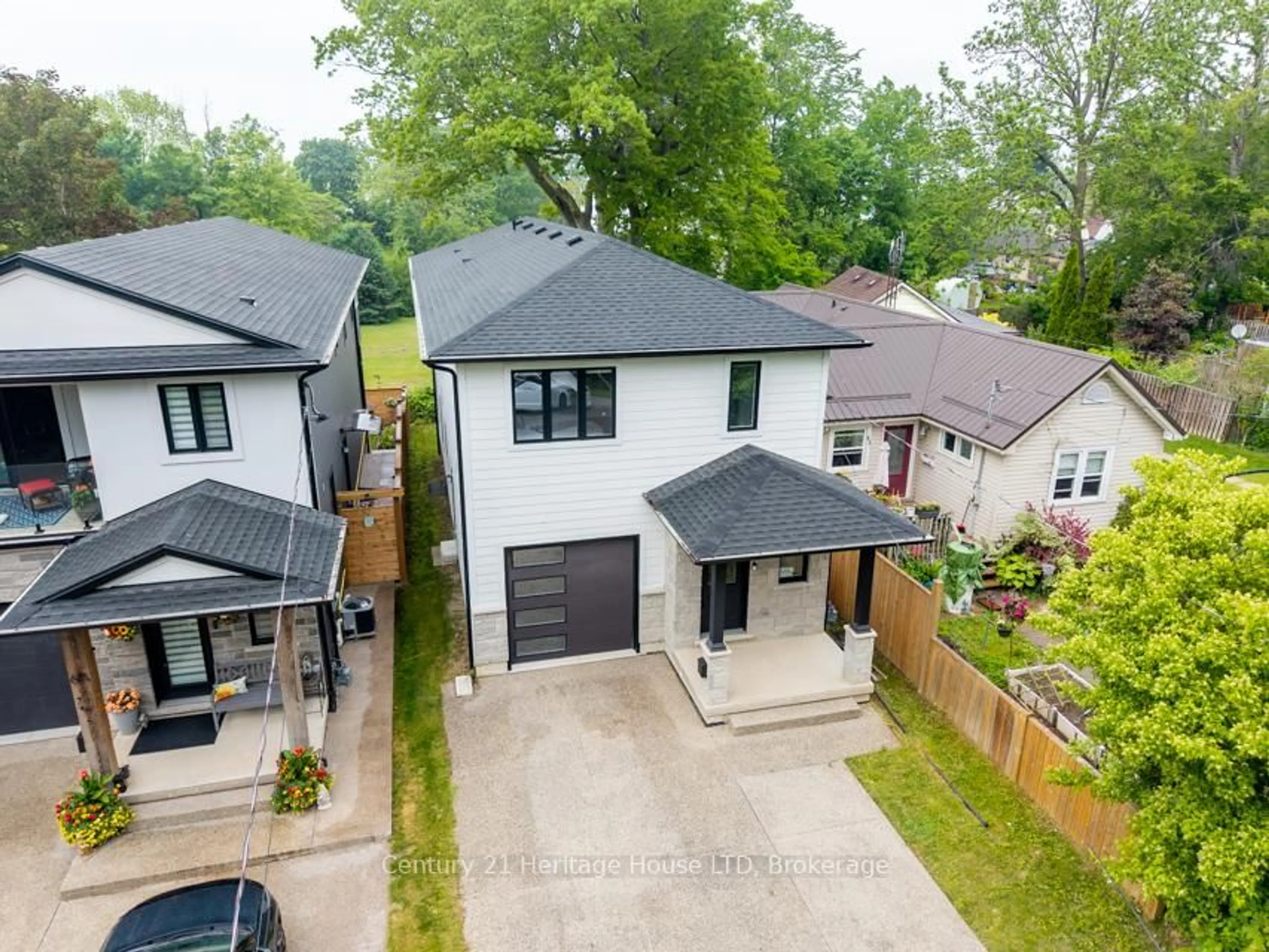 A pic from outside/outdoor area/front of a property/back of a property/a pic from drone, street for 61.5B Jarrow Rd, St. Catharines Ontario L2M 1B7
