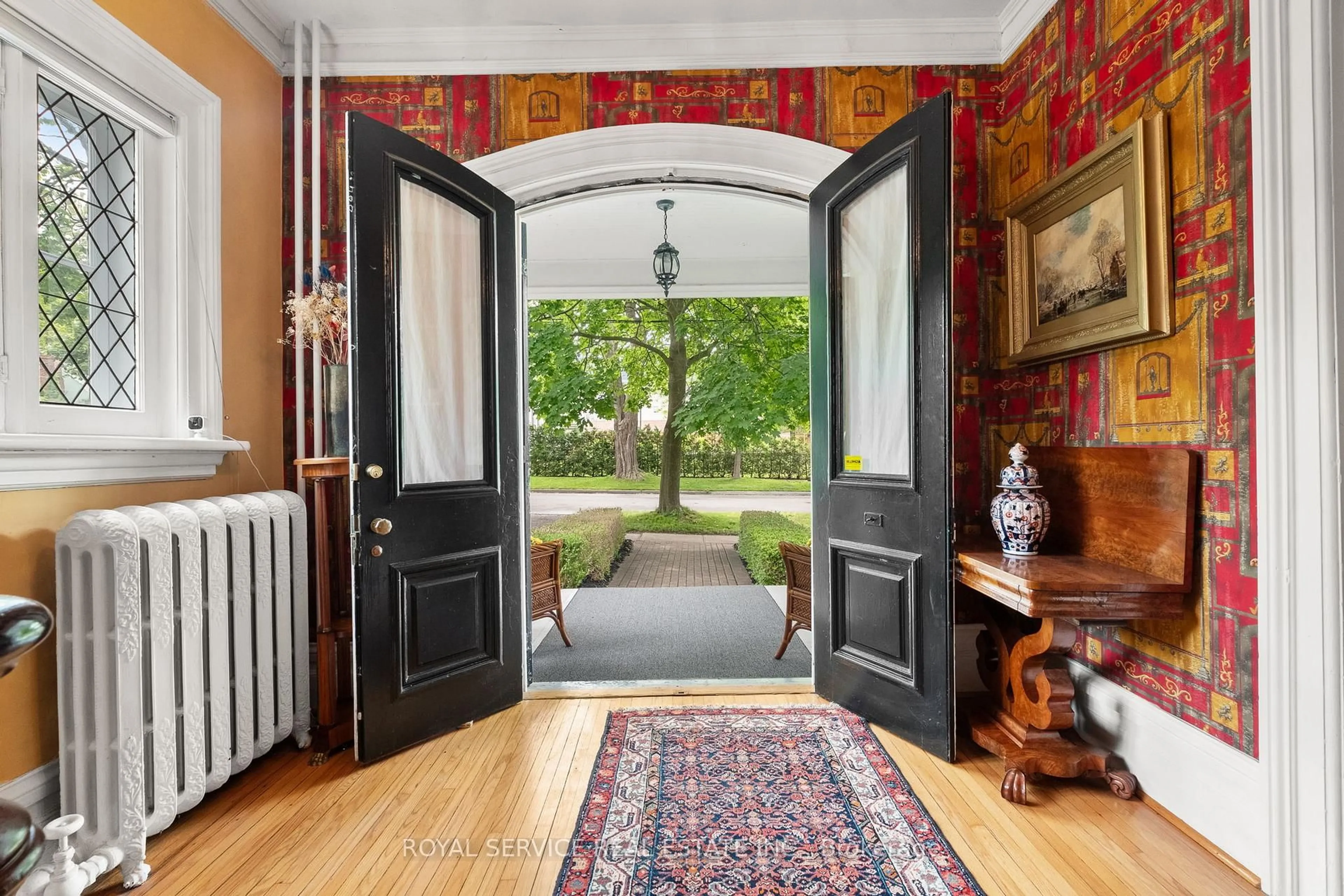 Indoor entryway for 303 Henry St, Cobourg Ontario K9A 3Y7