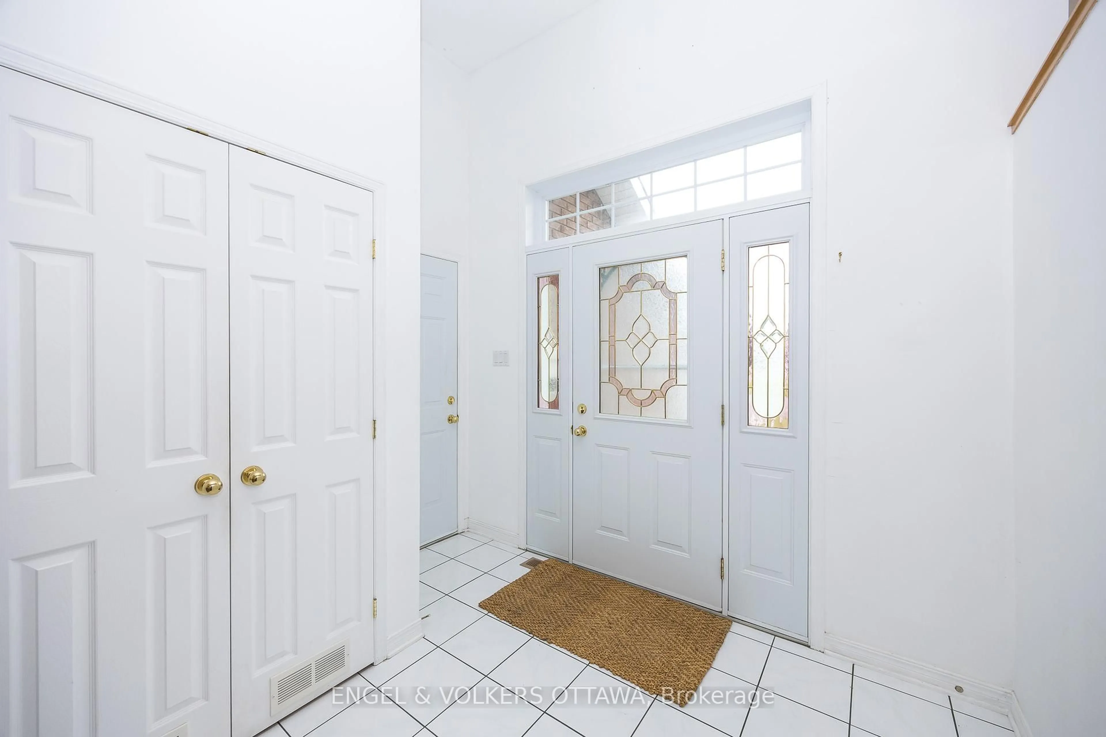 Indoor entryway for 81 Lloydalex Cres, Ottawa Ontario K2S 2E8