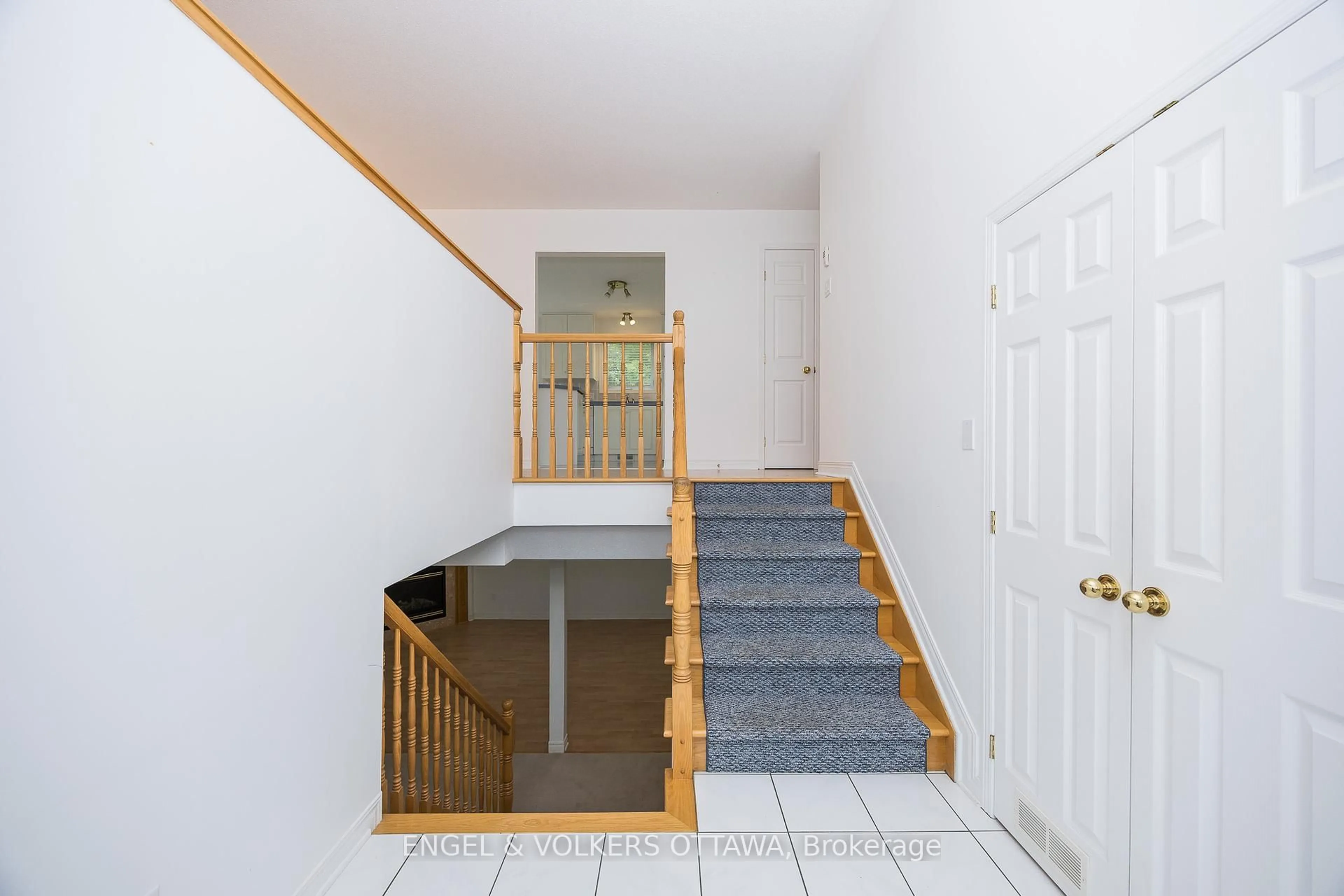 Indoor foyer for 81 Lloydalex Cres, Ottawa Ontario K2S 2E8