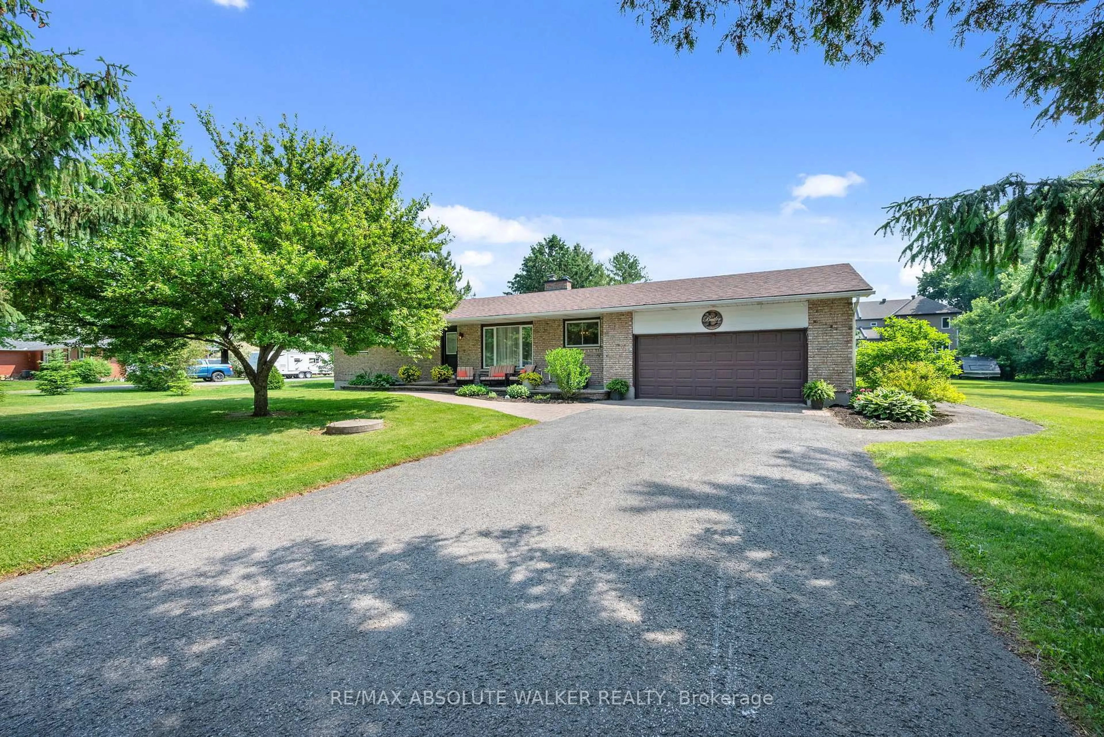 A pic from outside/outdoor area/front of a property/back of a property/a pic from drone, street for 21 Trillium Cres, Russell Ontario K4R 1B1