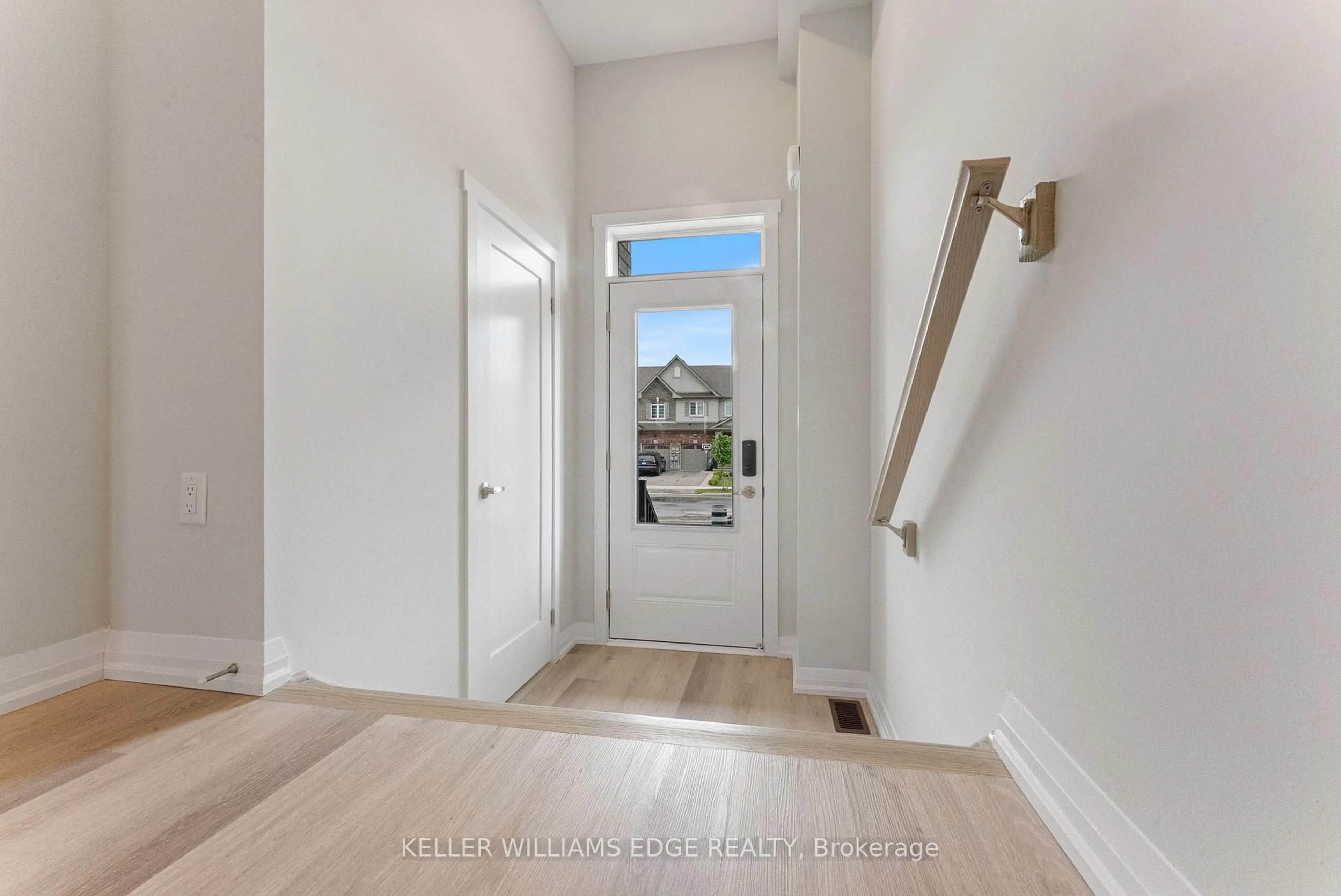 Indoor entryway for 138 Lormont Blvd, Hamilton Ontario L8J 0K2