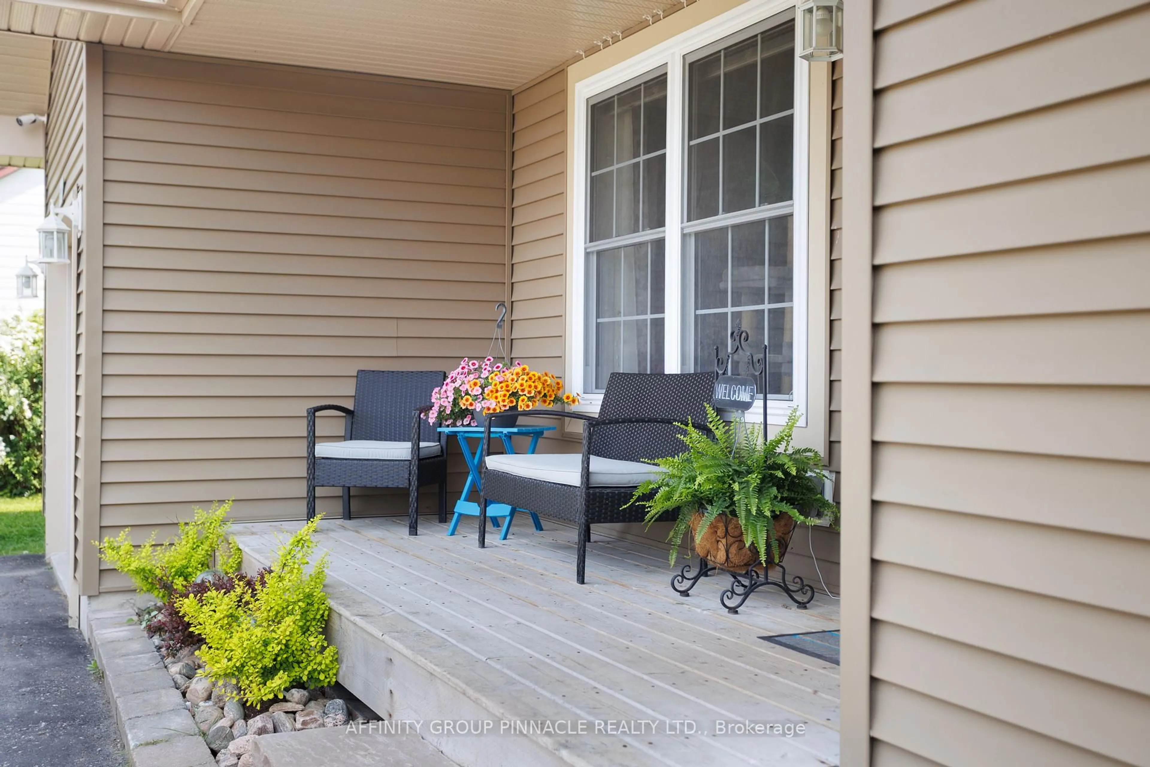 Patio, street for 139 1/2 King St, Kawartha Lakes Ontario K9V 1E4