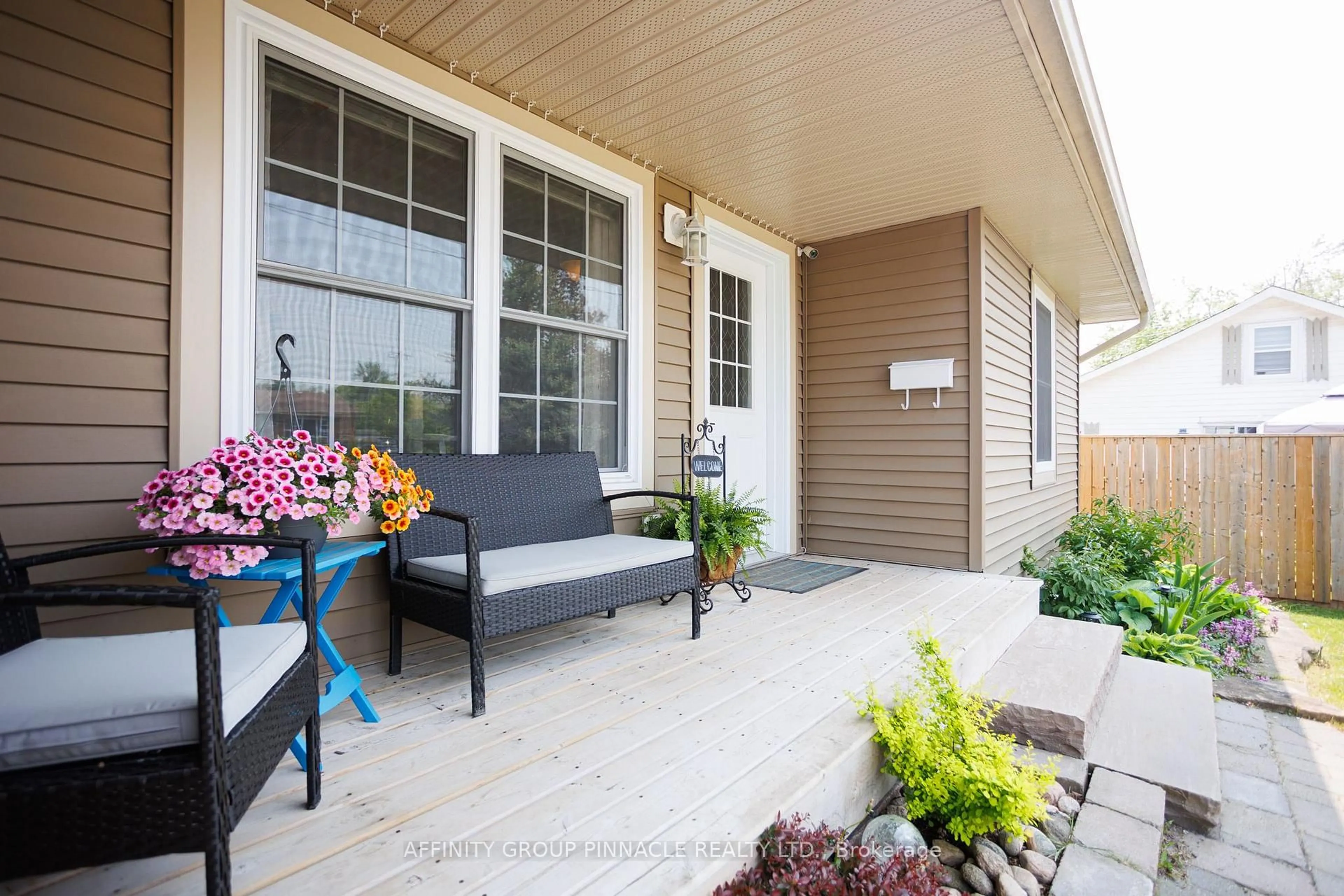 Patio, street for 139 1/2 King St, Kawartha Lakes Ontario K9V 1E4