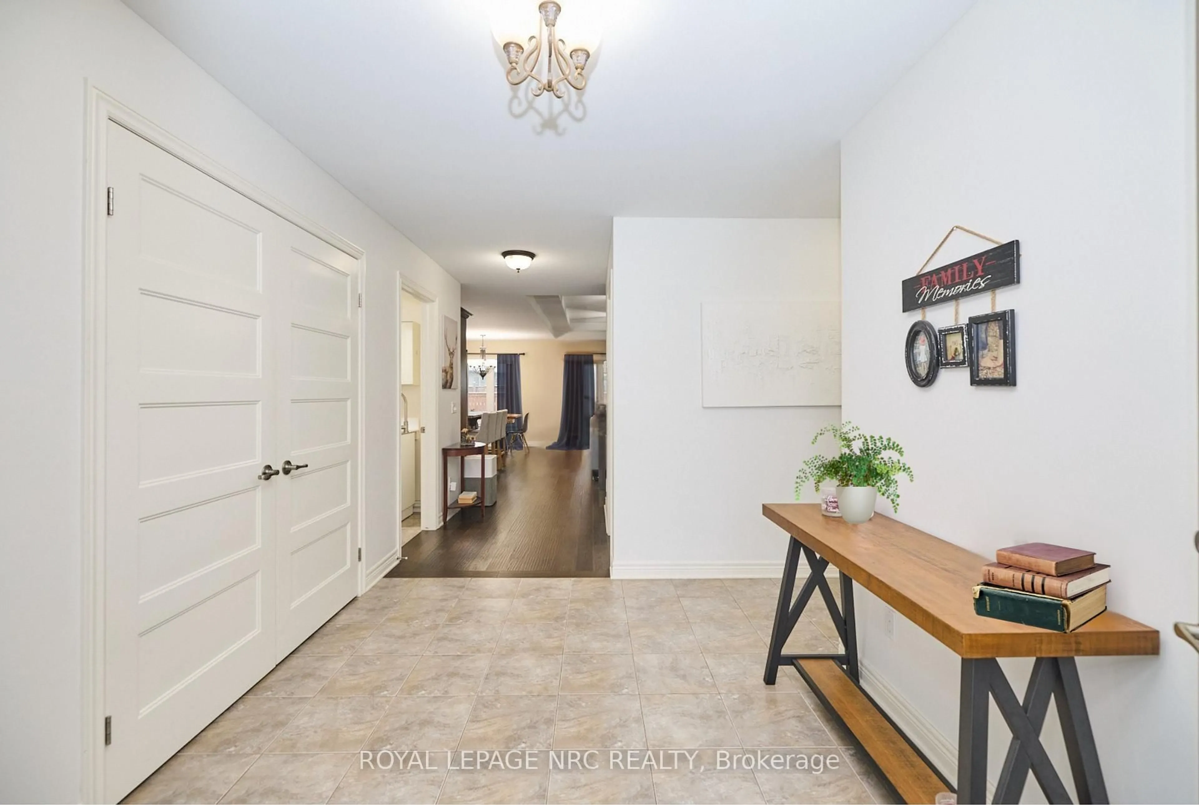 Indoor entryway for 171 Classic Ave, Welland Ontario L3B 0A3