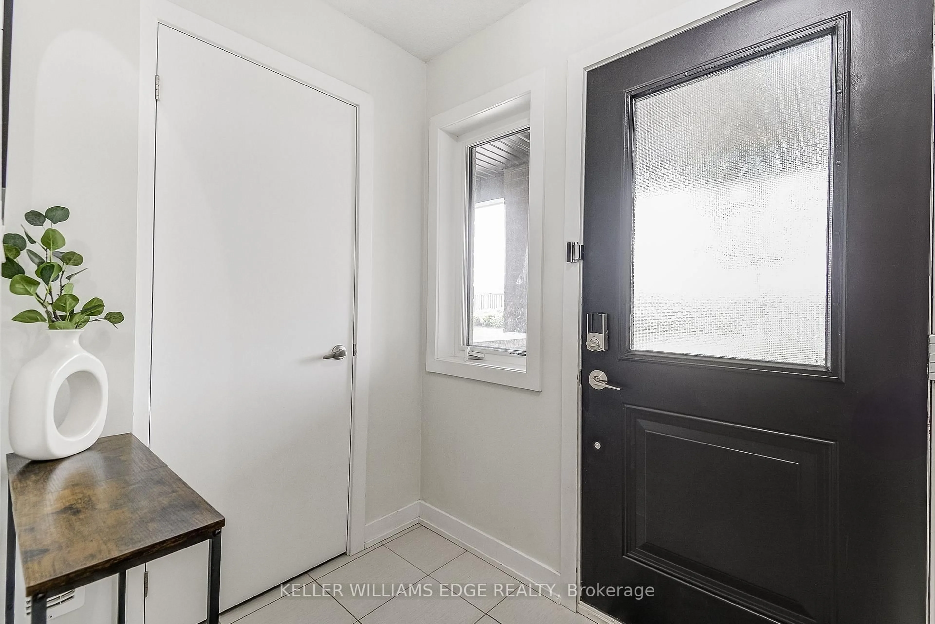 Indoor entryway for 590 NORTH SERVICE Rd #49, Hamilton Ontario L8E 0K5