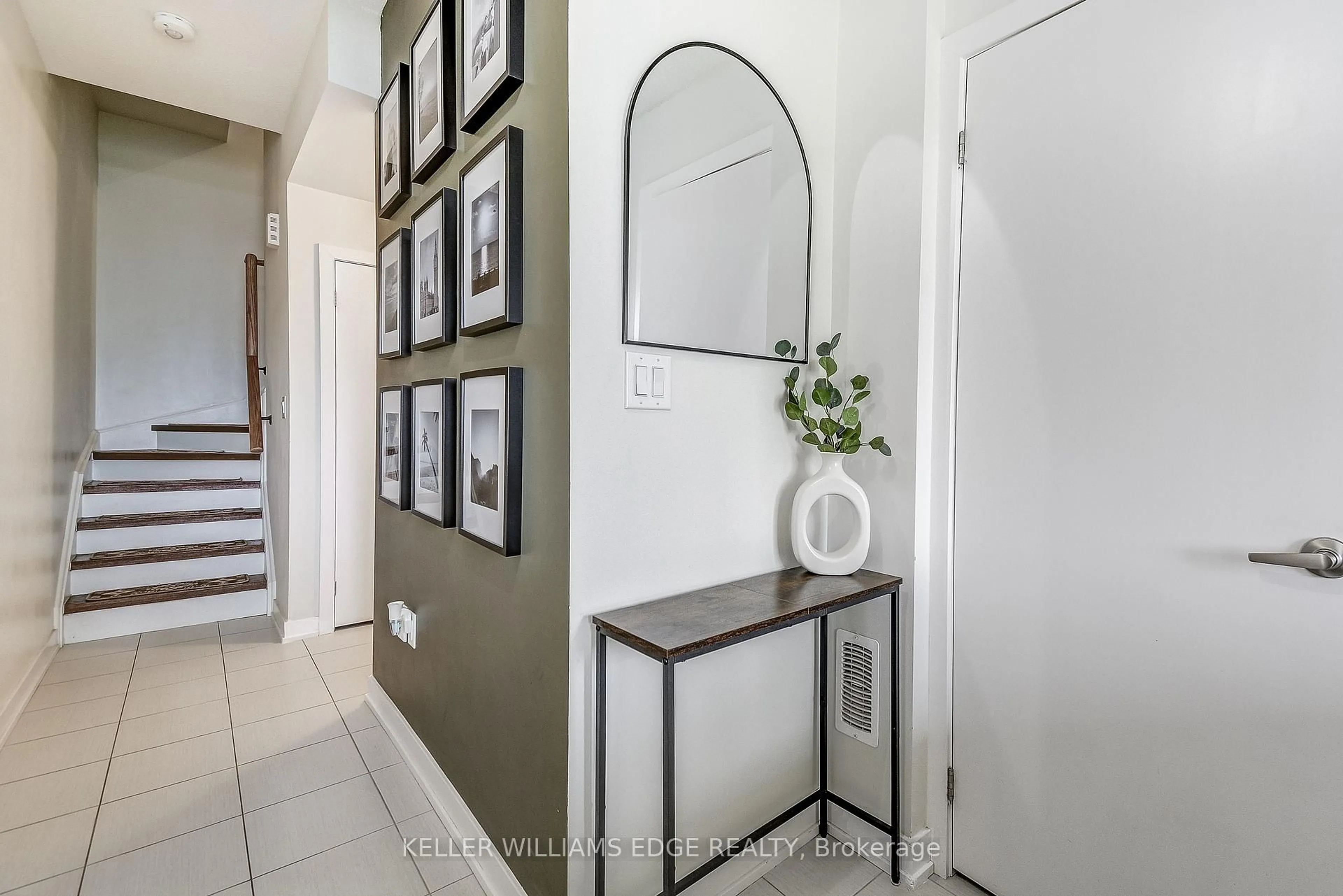 Indoor entryway for 590 NORTH SERVICE Rd #49, Hamilton Ontario L8E 0K5