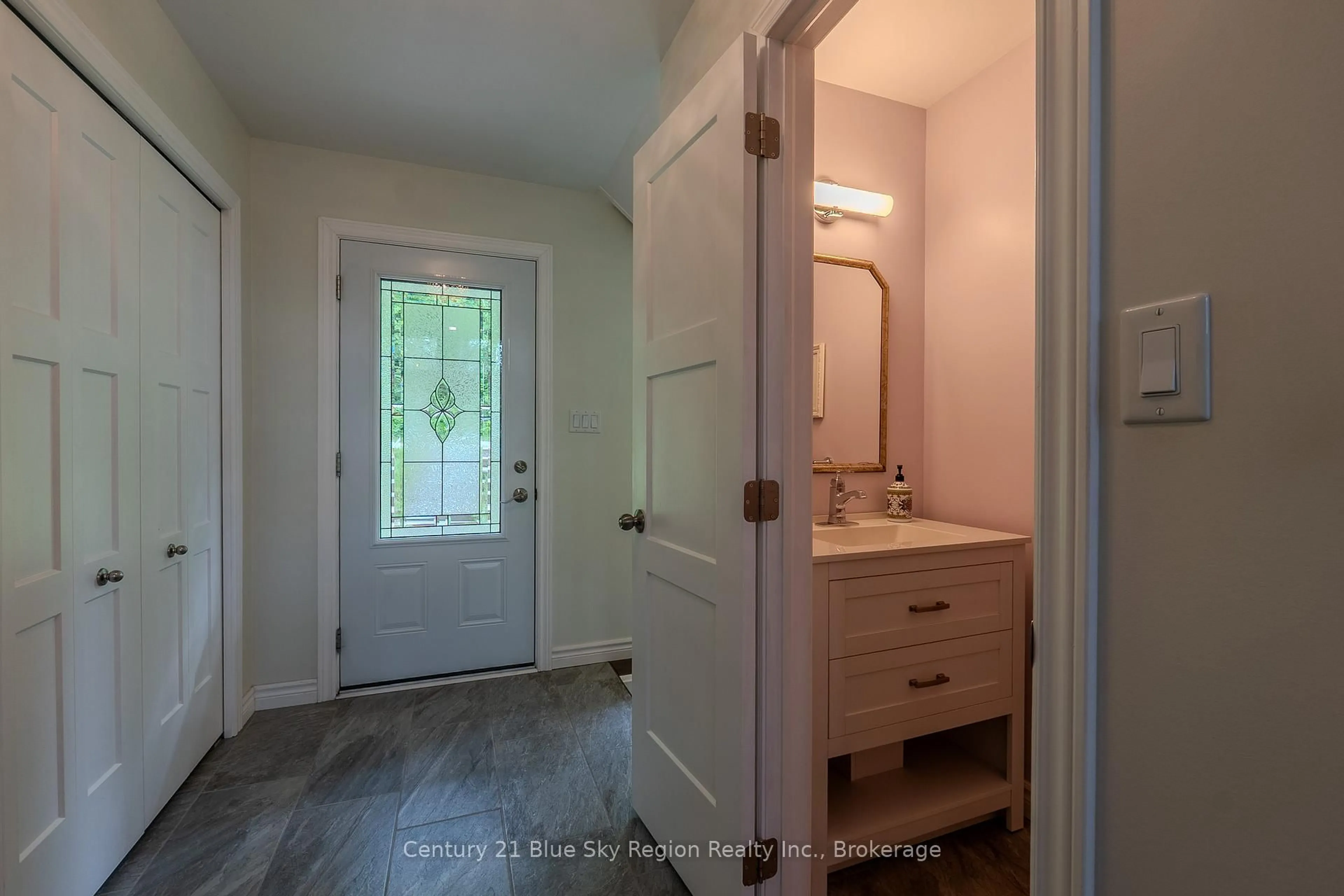 Indoor entryway for 1500D Peninsula Rd, North Bay Ontario P1B 8G4