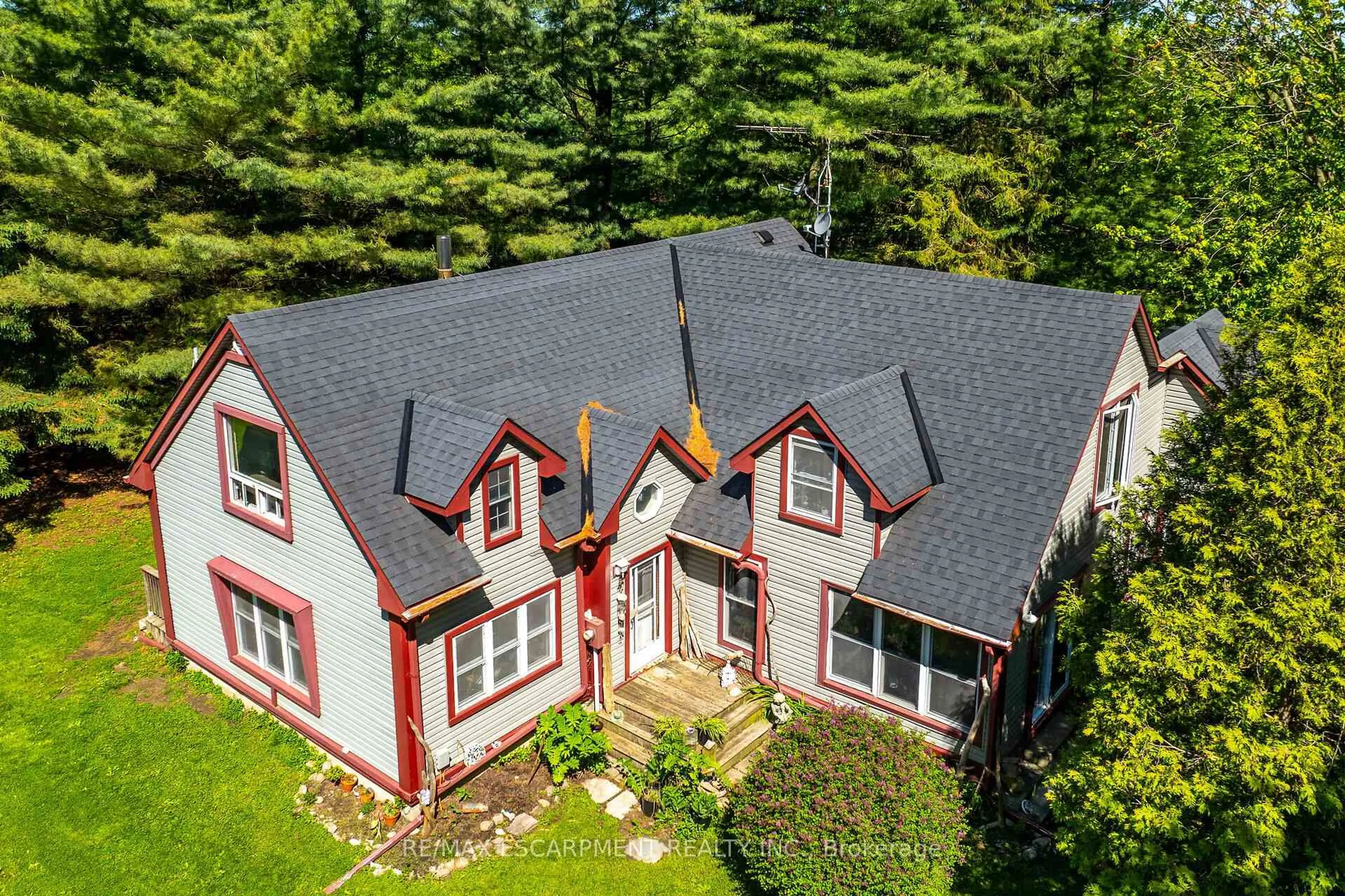 A pic from outside/outdoor area/front of a property/back of a property/a pic from drone, building for 1172 North Shore Dr, Haldimand Ontario N1A 2W5