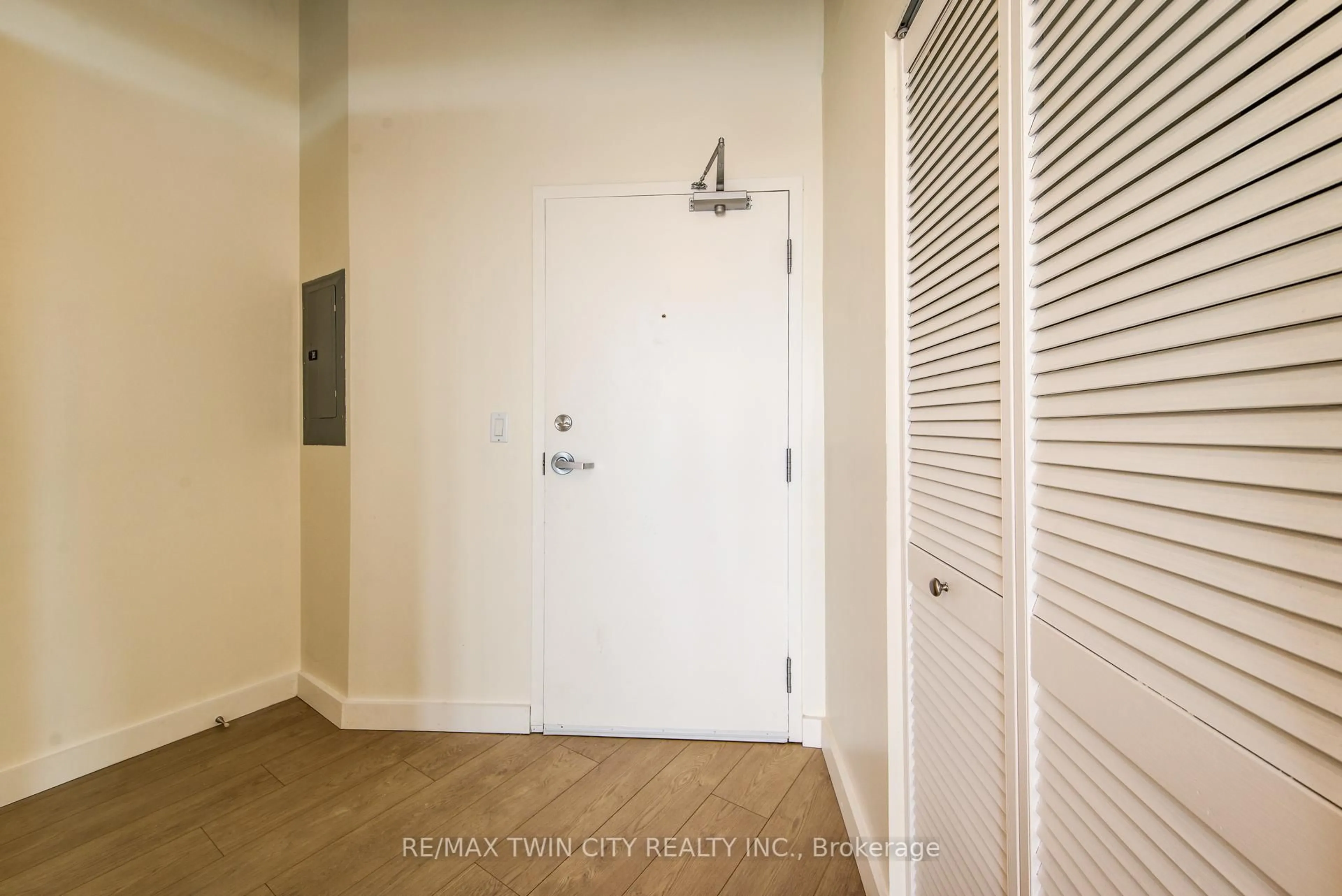 Indoor entryway for 120 Mansion St #608, Kitchener Ontario N2H 0A1