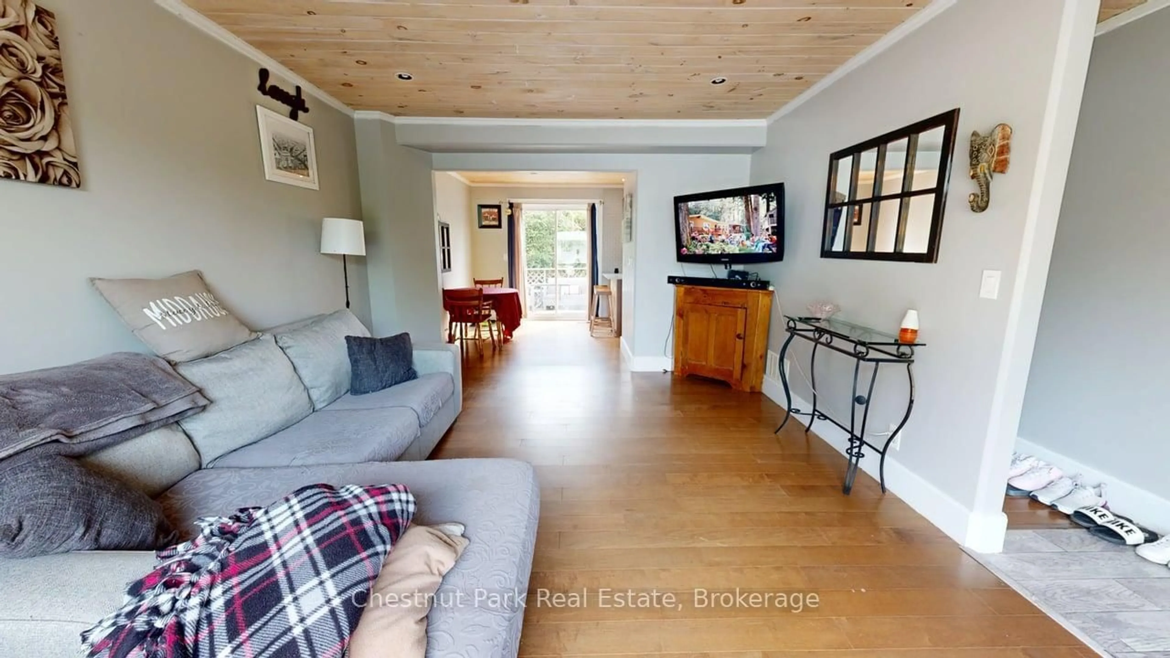 Living room with furniture, wood/laminate floor for 335 Wellington St #2, Bracebridge Ontario P1L 1B7