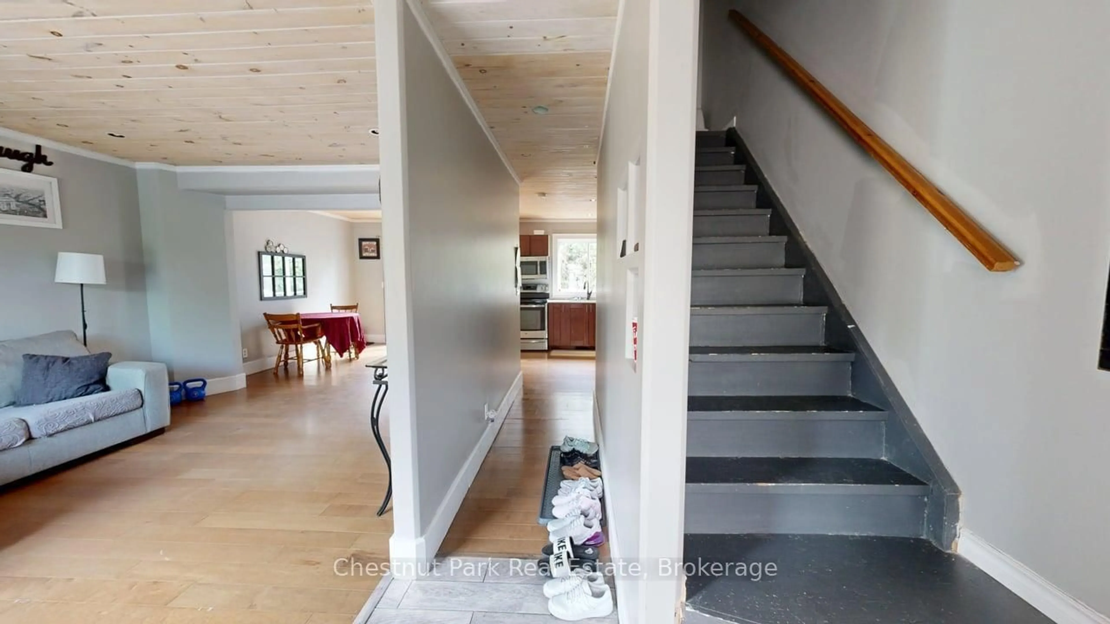 Indoor foyer for 335 Wellington St #2, Bracebridge Ontario P1L 1B7