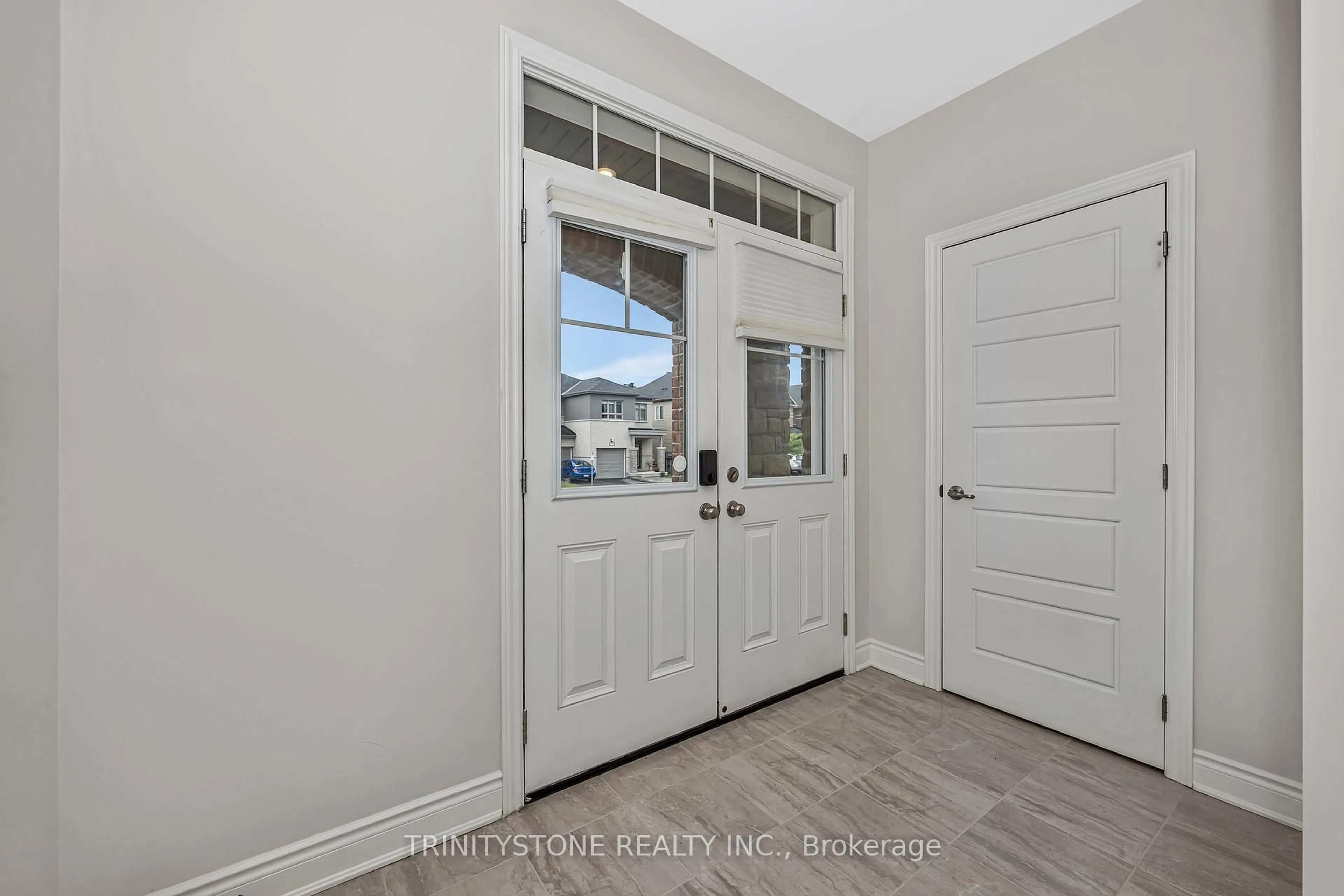Indoor entryway for 615 Parade Dr, Ottawa Ontario K2S 0Y7