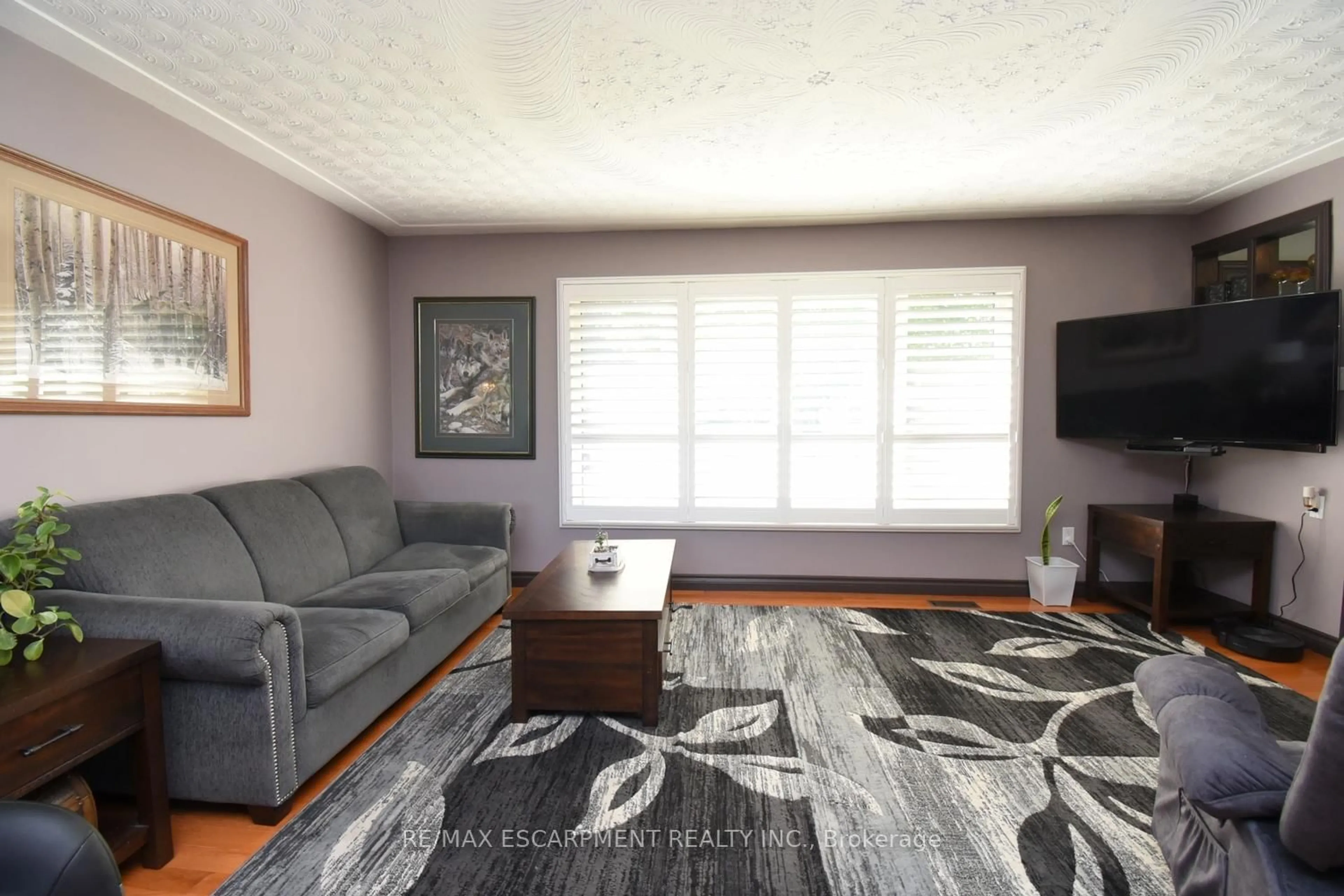 Living room with furniture, unknown for 54 Chester Rd, Hamilton Ontario L8E 1Y2