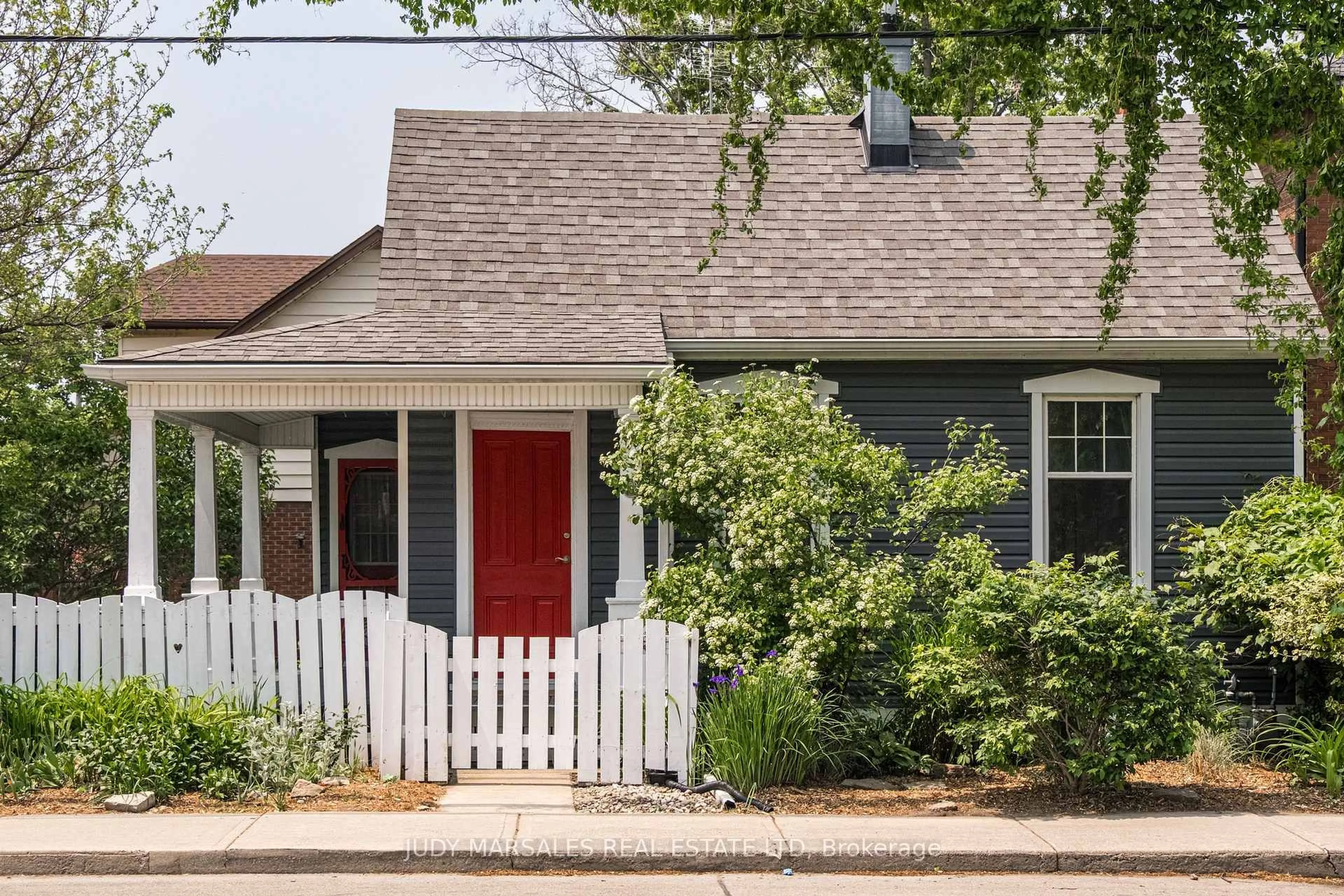 Home with vinyl exterior material, street for 432 Dundurn St, Hamilton Ontario L8P 4L7