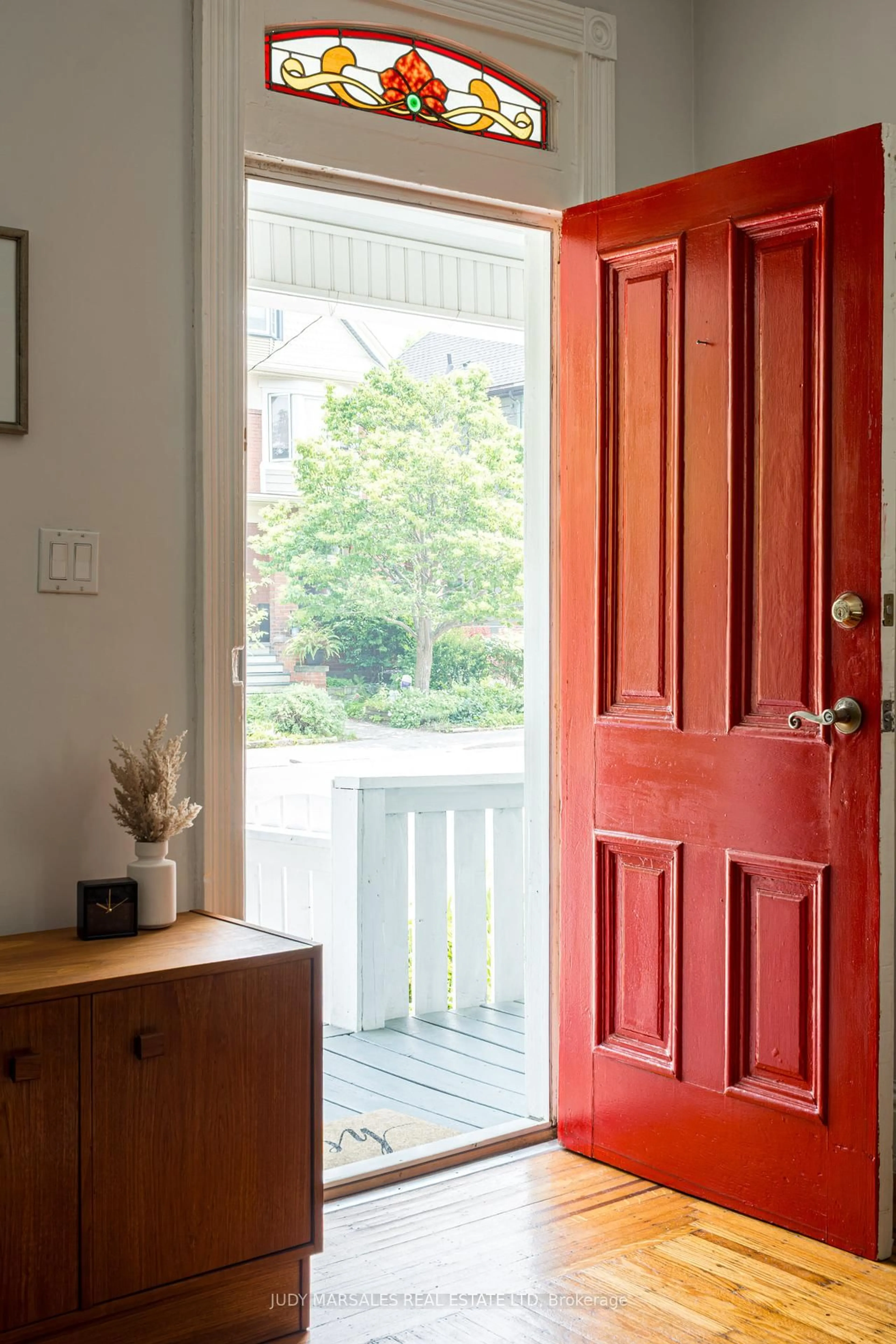 Indoor entryway for 432 Dundurn St, Hamilton Ontario L8P 4L7
