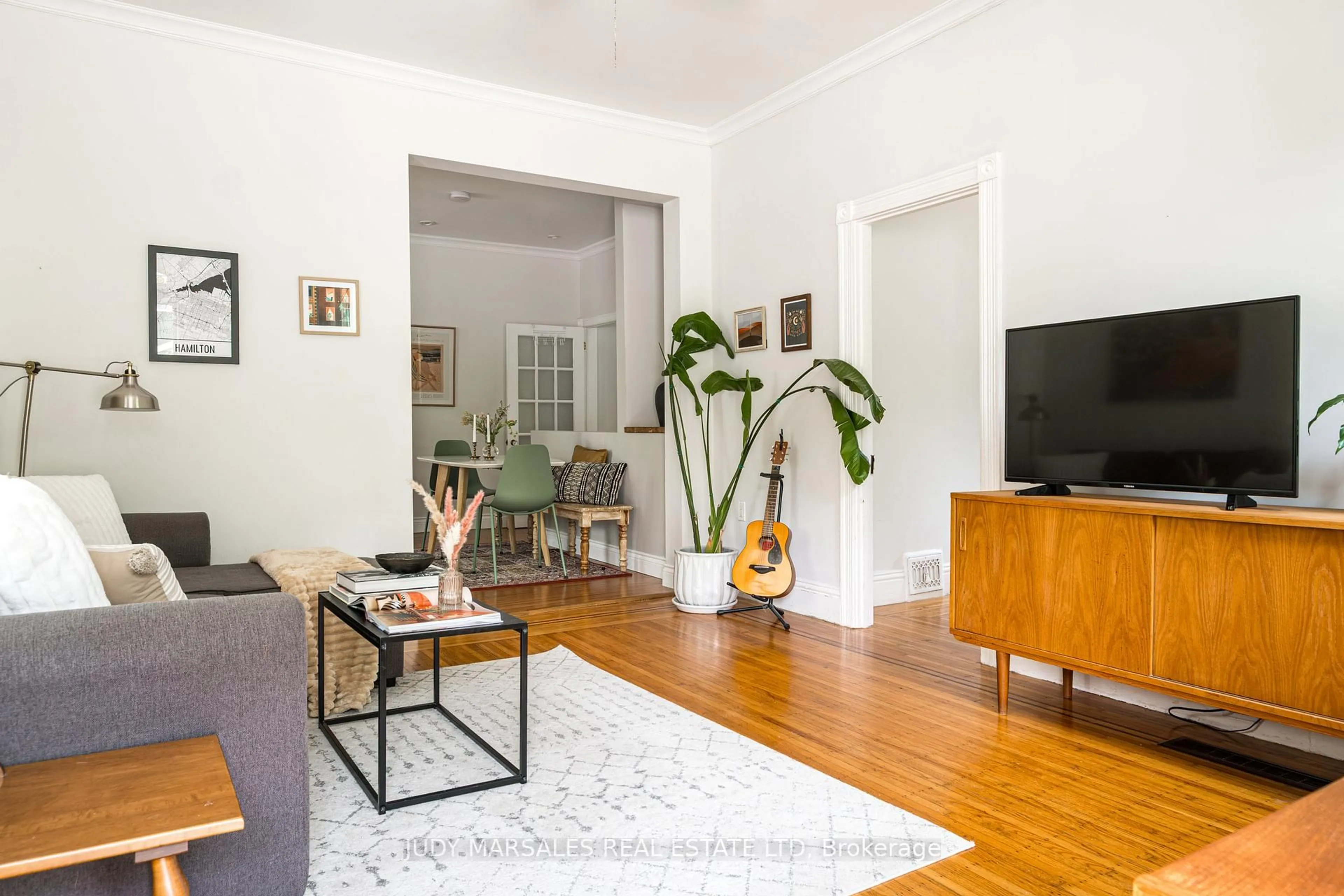 Living room with furniture, unknown for 432 Dundurn St, Hamilton Ontario L8P 4L7