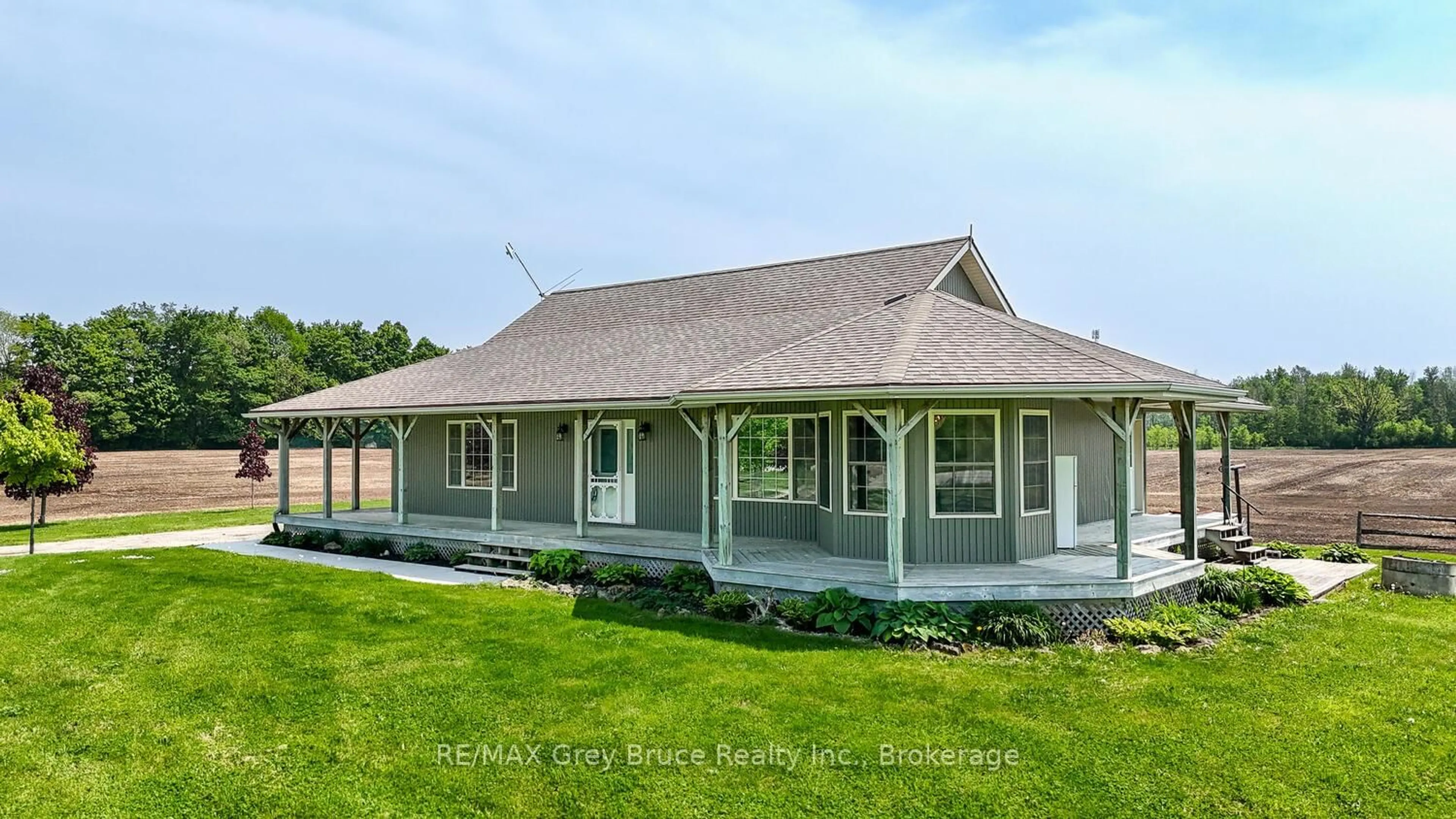 Home with vinyl exterior material, building for 402622 Grey 17 Rd, Georgian Bluffs Ontario N0H 2T0