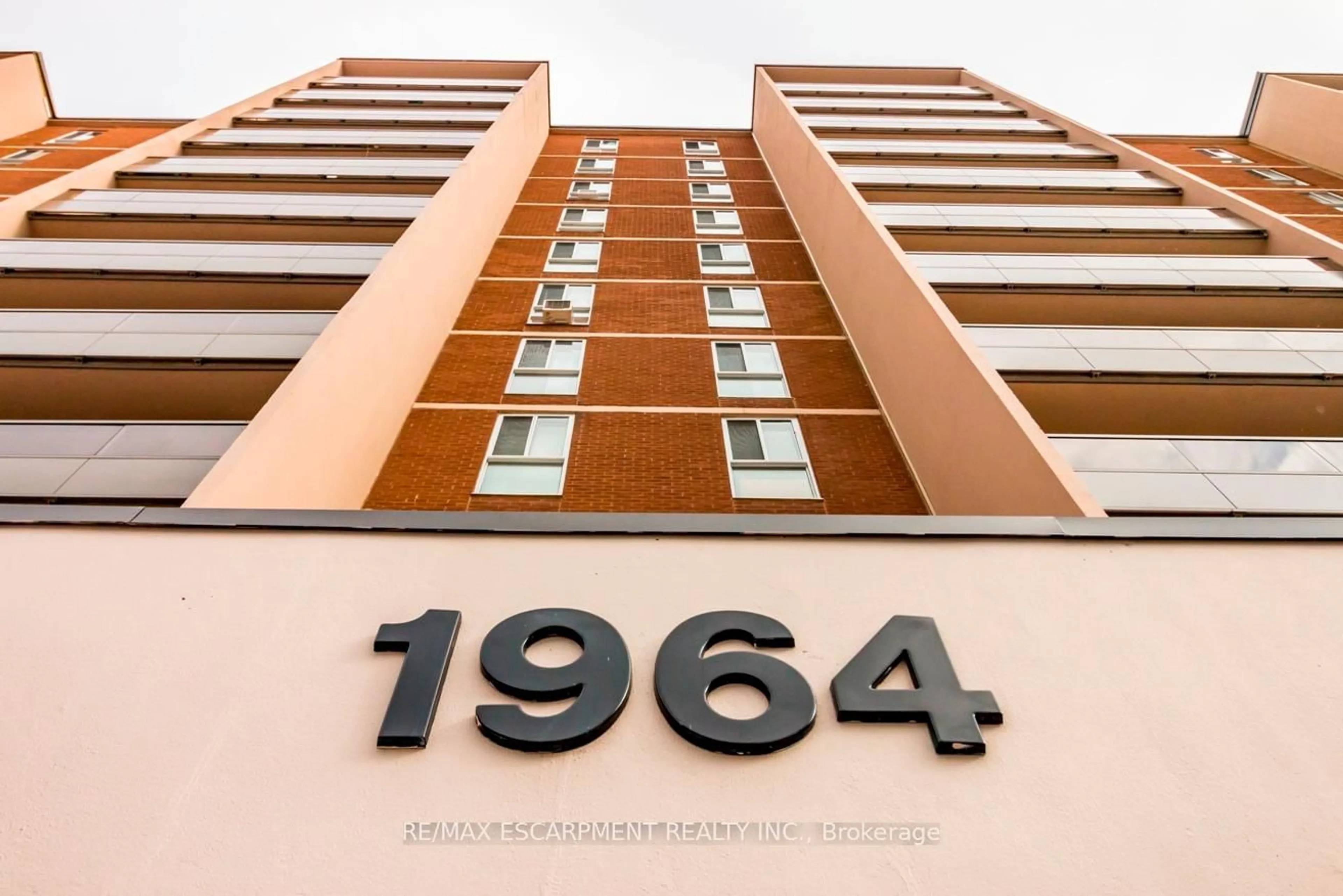 Indoor foyer for 1964 Main St #1001, Hamilton Ontario L8S 1J5