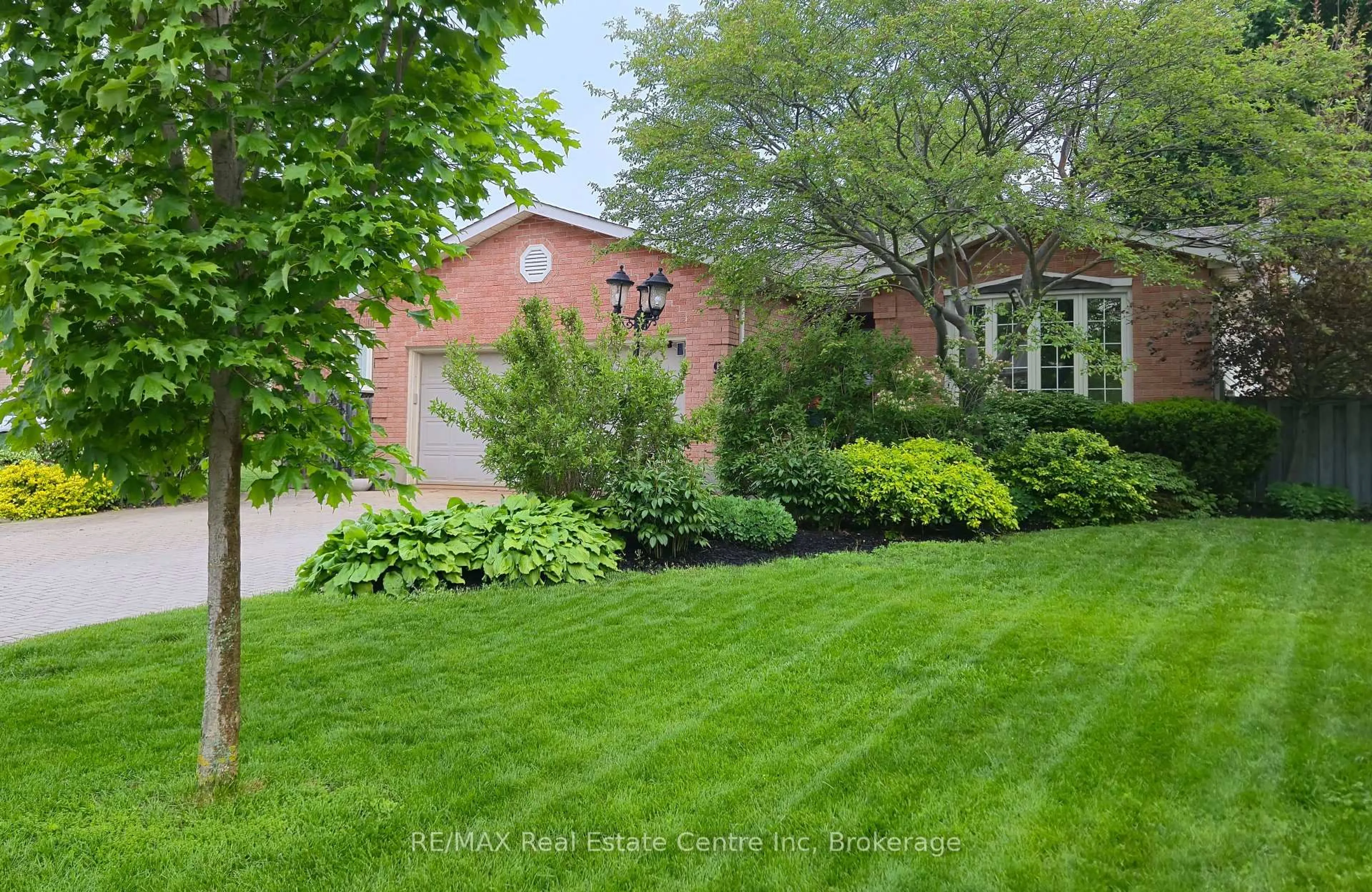 A pic from outside/outdoor area/front of a property/back of a property/a pic from drone, street for 9 PAULINE Pl, Guelph Ontario N1H 7P3