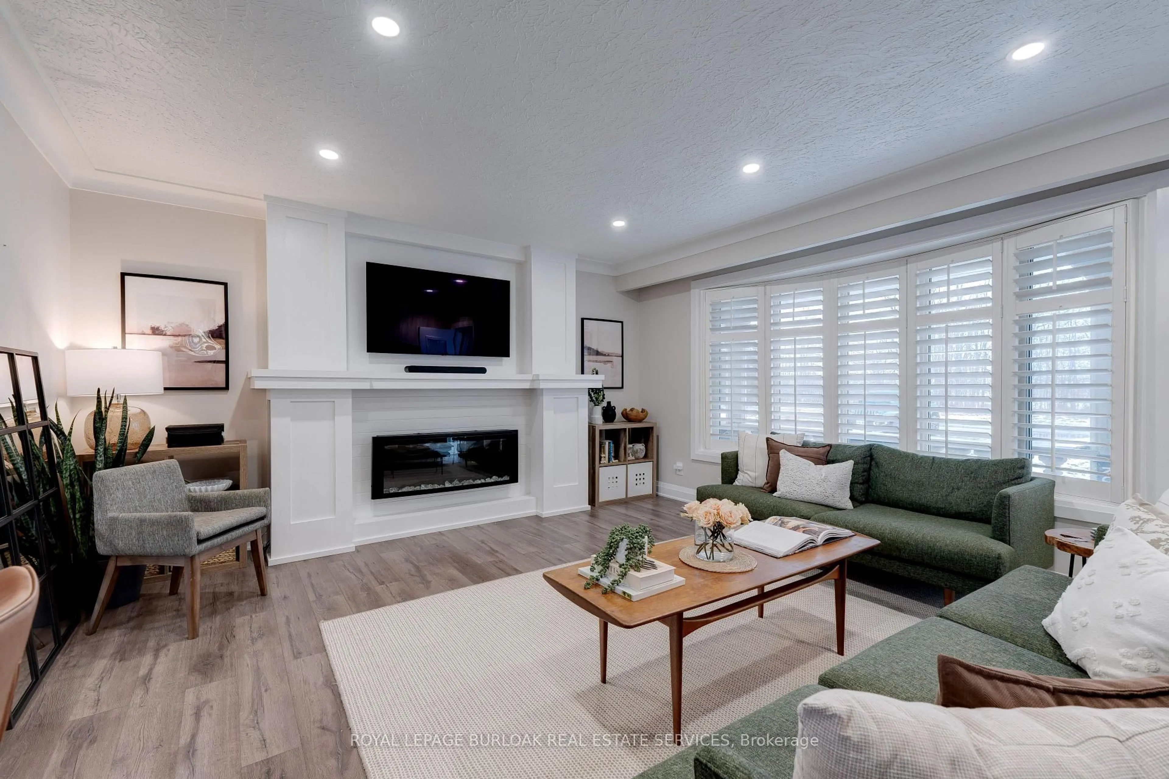 Living room with furniture, unknown for 440 Fairbrother Rd, Grimsby Ontario L3M 0J9