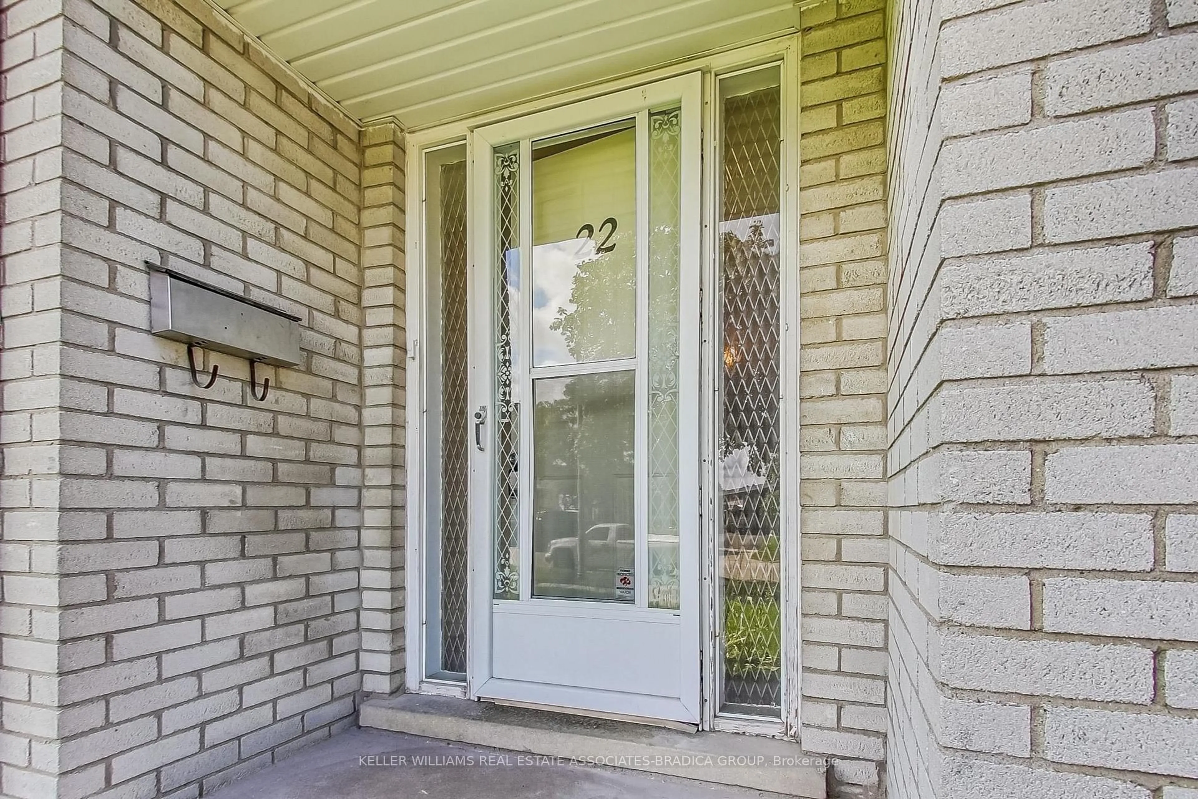 Indoor entryway for 22 Lucerne Dr, Kitchener Ontario N2E 1B3