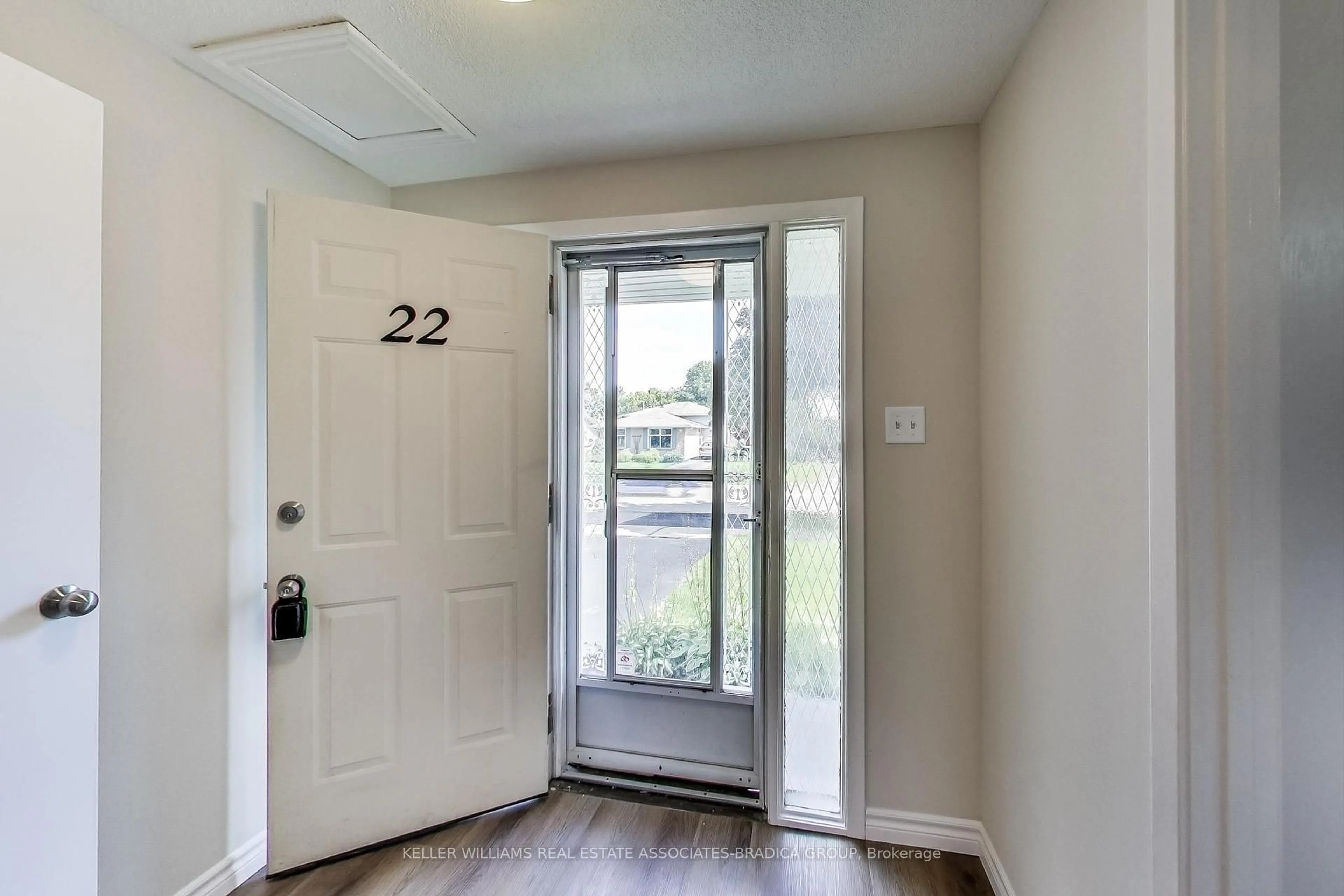 Indoor entryway for 22 Lucerne Dr, Kitchener Ontario N2E 1B3