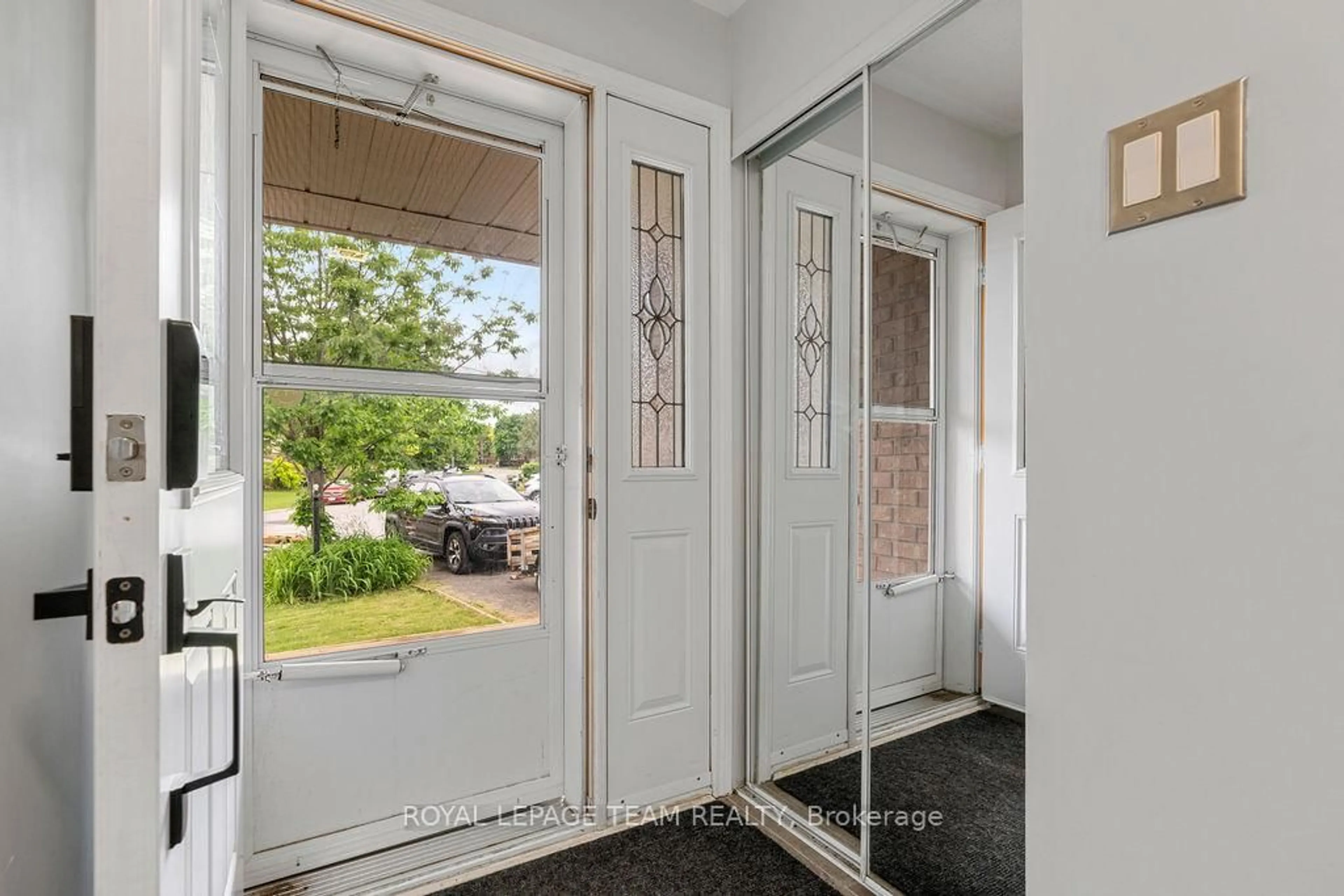Indoor entryway for 80 PICKWICK Dr, Ottawa Ontario K2J 3E2