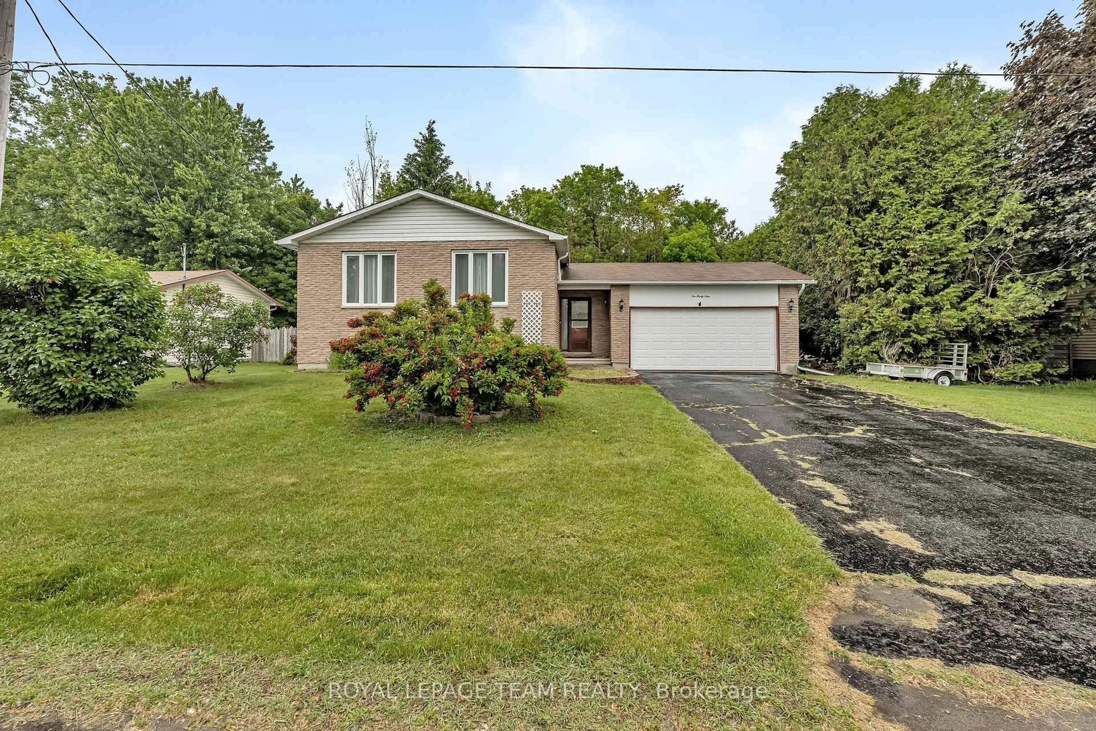 A pic from outside/outdoor area/front of a property/back of a property/a pic from drone, street for 139 Dunlop Cres, Russell Ontario K4R 1B3