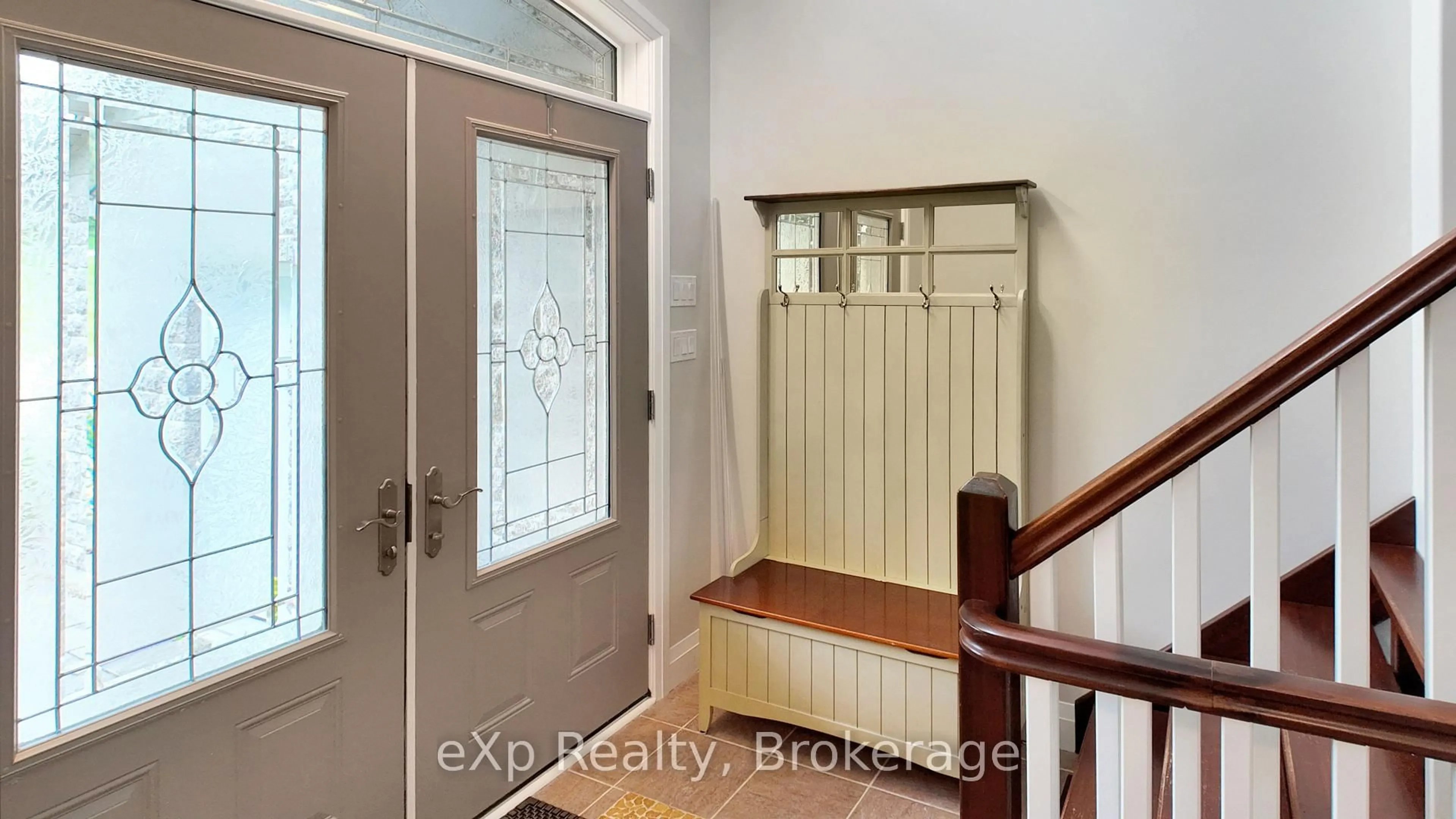 Indoor entryway for 527 Lake Rosalind Road 5, Brockton Ontario N4N 3B9